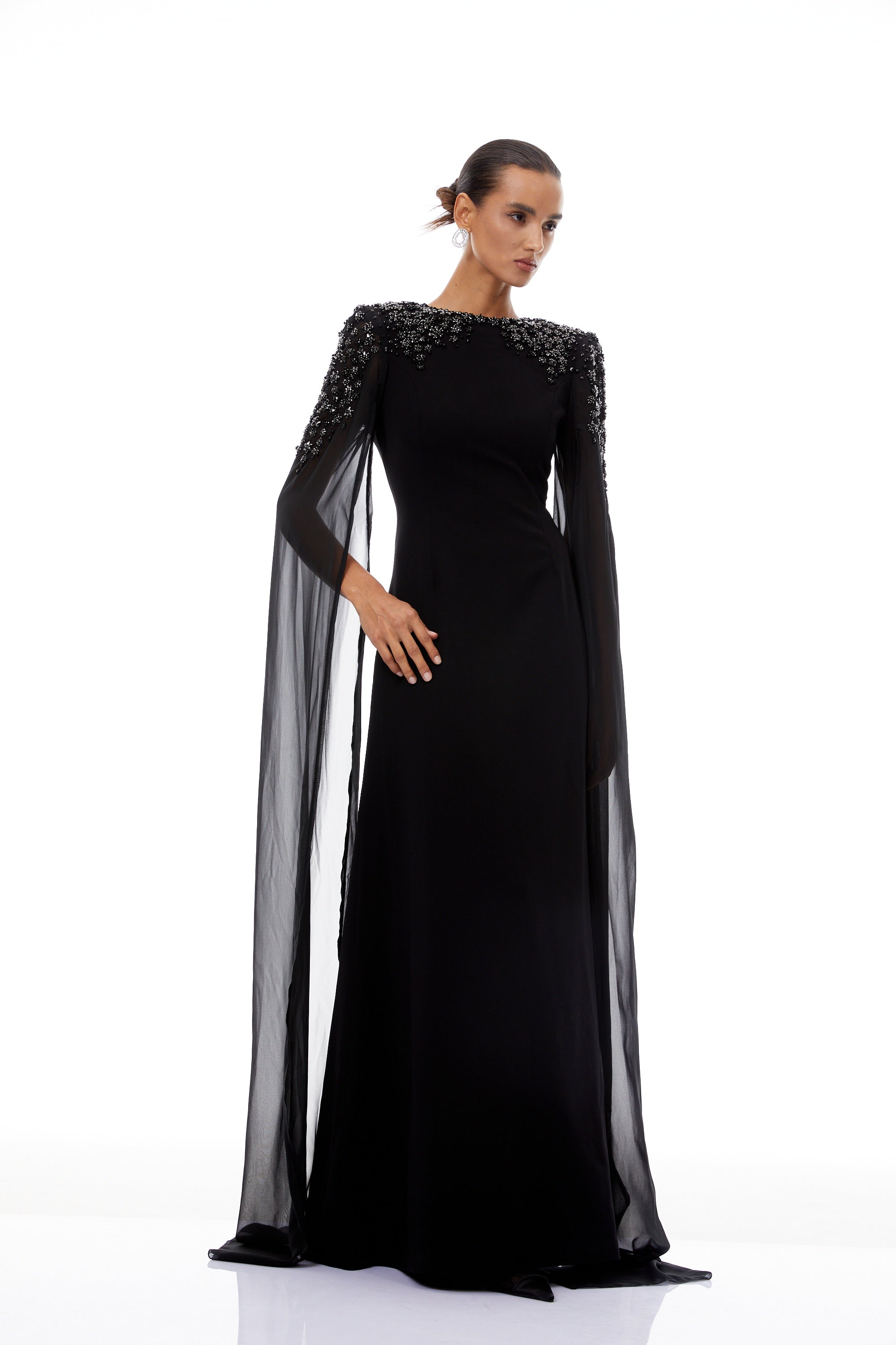 Vestido largo negro Yseult con adornos brillantes, estilo maxi y elegante para ocasiones especiales.