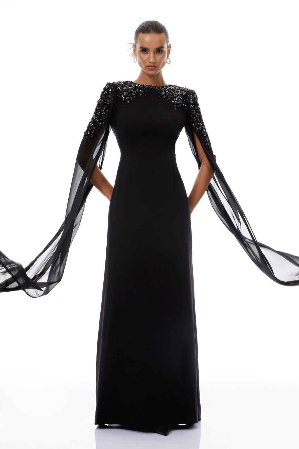Vestido largo negro Yseult con adornos brillantes y diseño elegante, de la colección Final Sale.