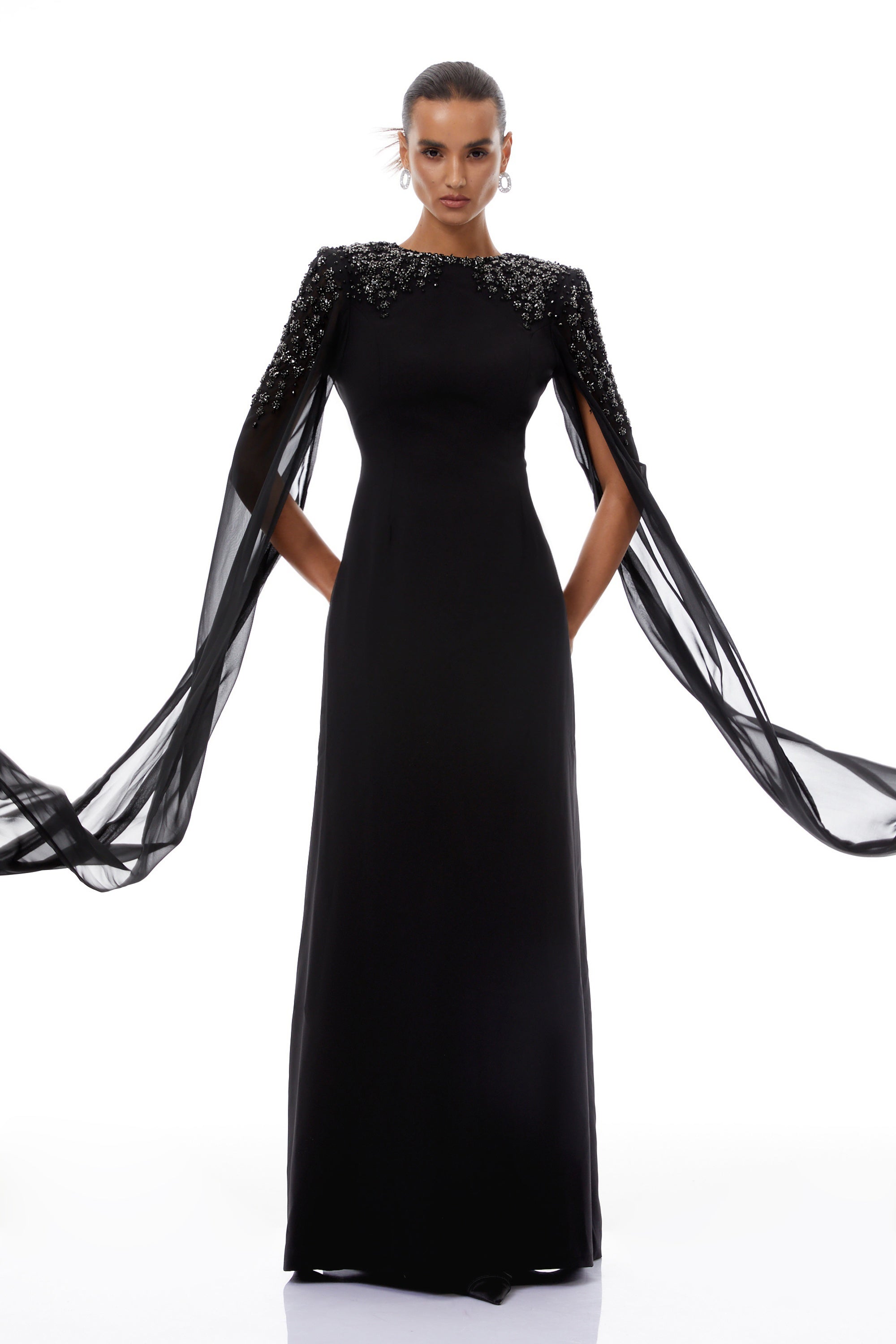 Vestido largo negro Yseult con adornos brillantes y diseño elegante, de la colección Final Sale.