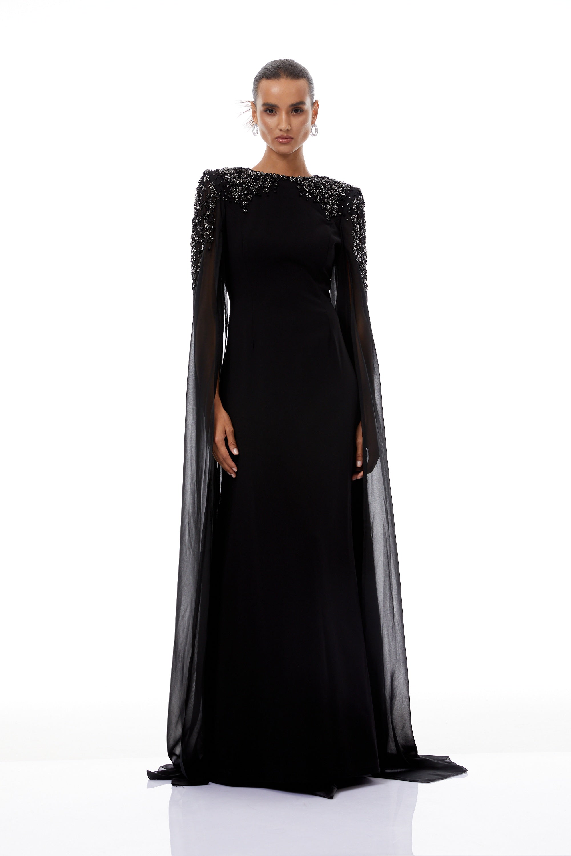 Vestido largo maxi negro Yseult con adornos brillantes y detalles elegantes, diseñado por Final Sale para ocasiones especiales.