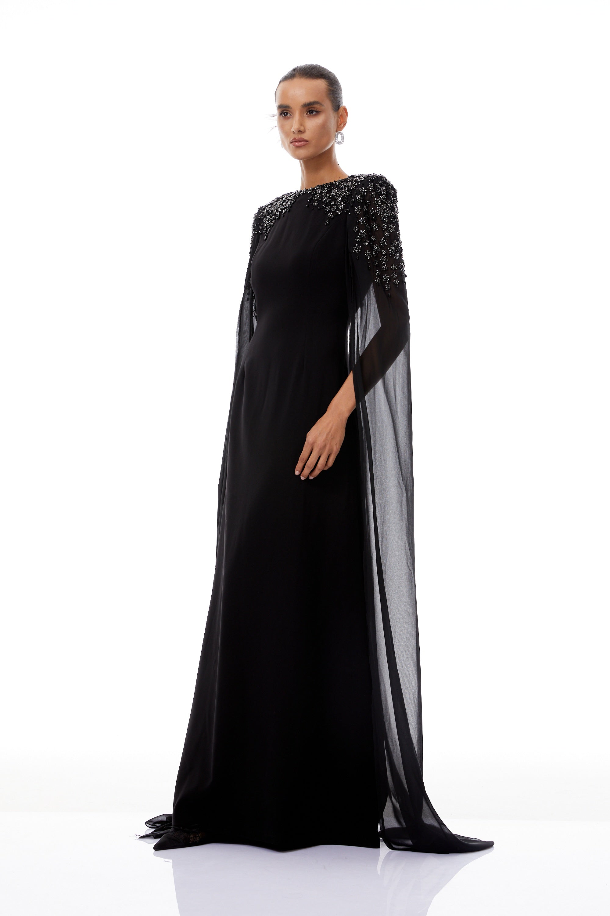 Vestido largo y negro Yseult con embellishments brillantes, diseño maxi y elegante para ocasiones especiales.