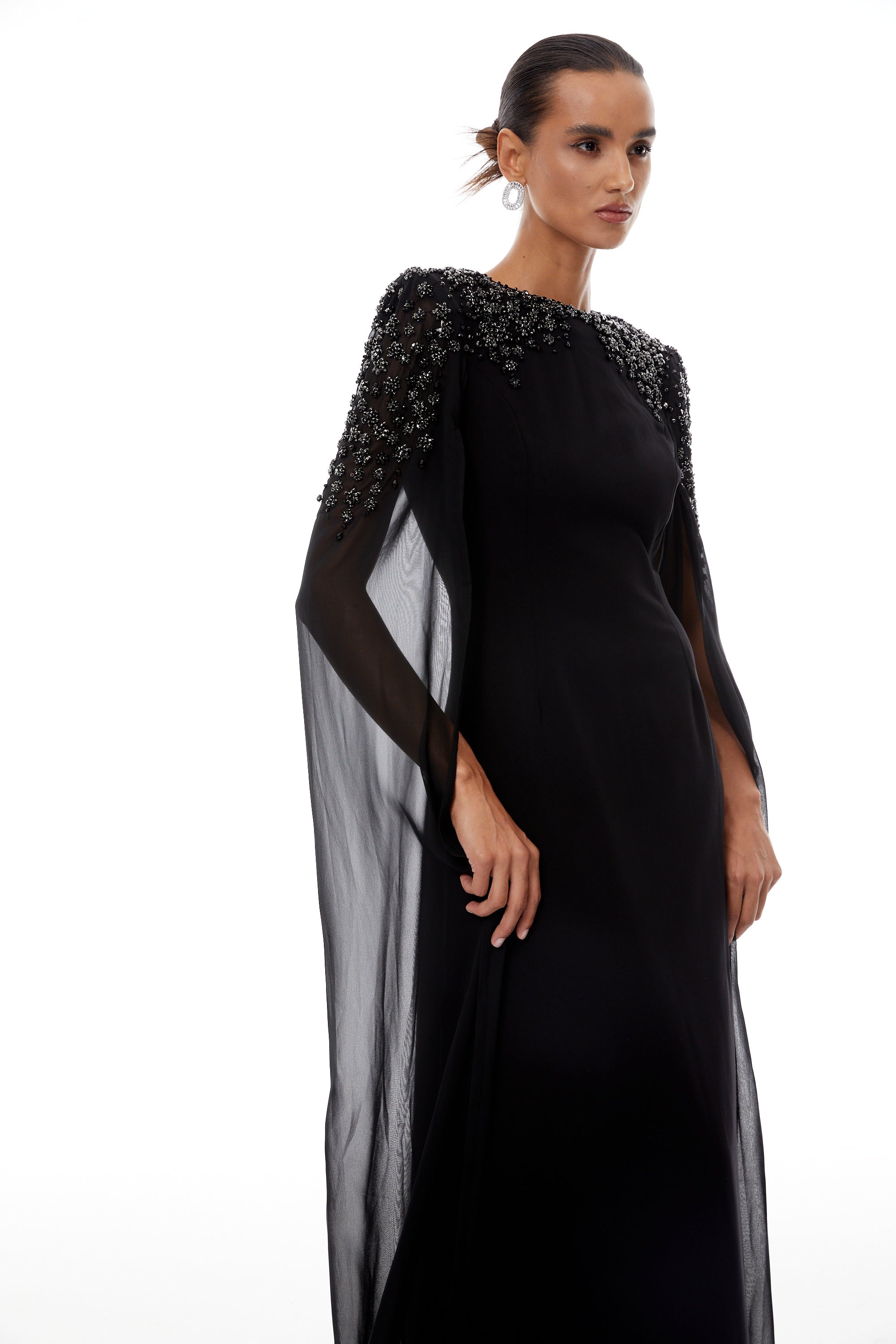 Vestido largo Yseult negro con detalles adornados, estilo maxi y elegante, diseñado por Final Sale, vista de frente con detalles brillantes