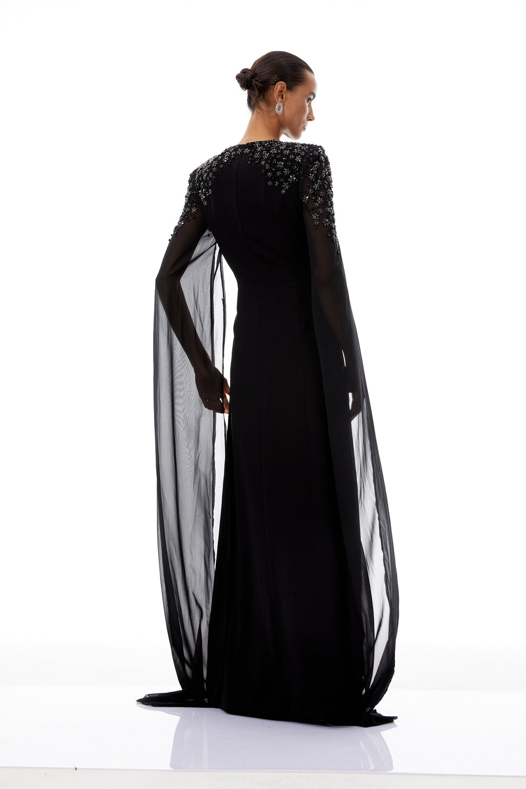 Vestido maxi negro Yseult con detalles decorativos, diseñado por Final Sale, con tela elegante y estilo sofisticado.