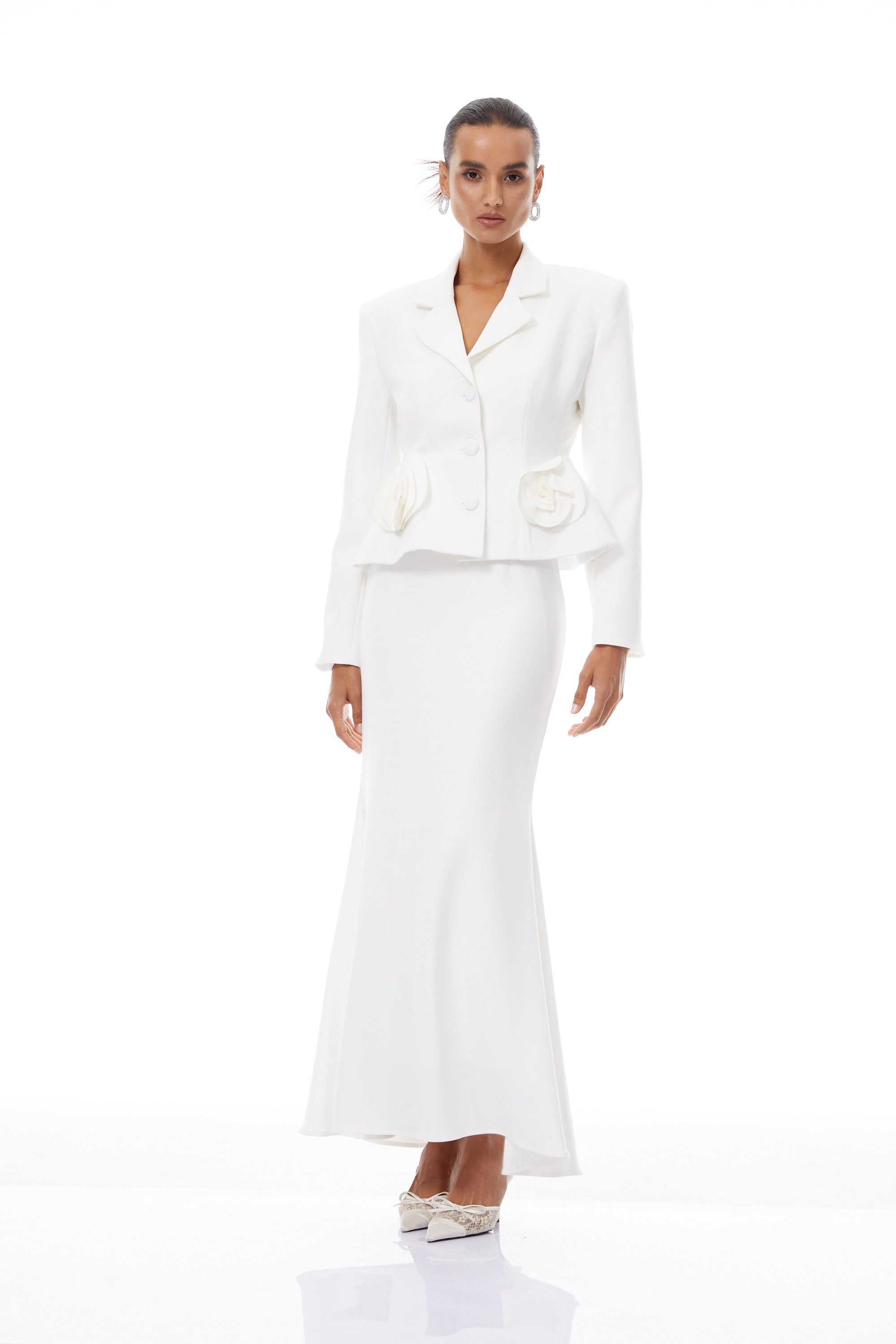 Conjunto de blazer y falda con detalles en 3D en color blanco Odette, de la marca Final Sale, en un estilo elegante y moderno