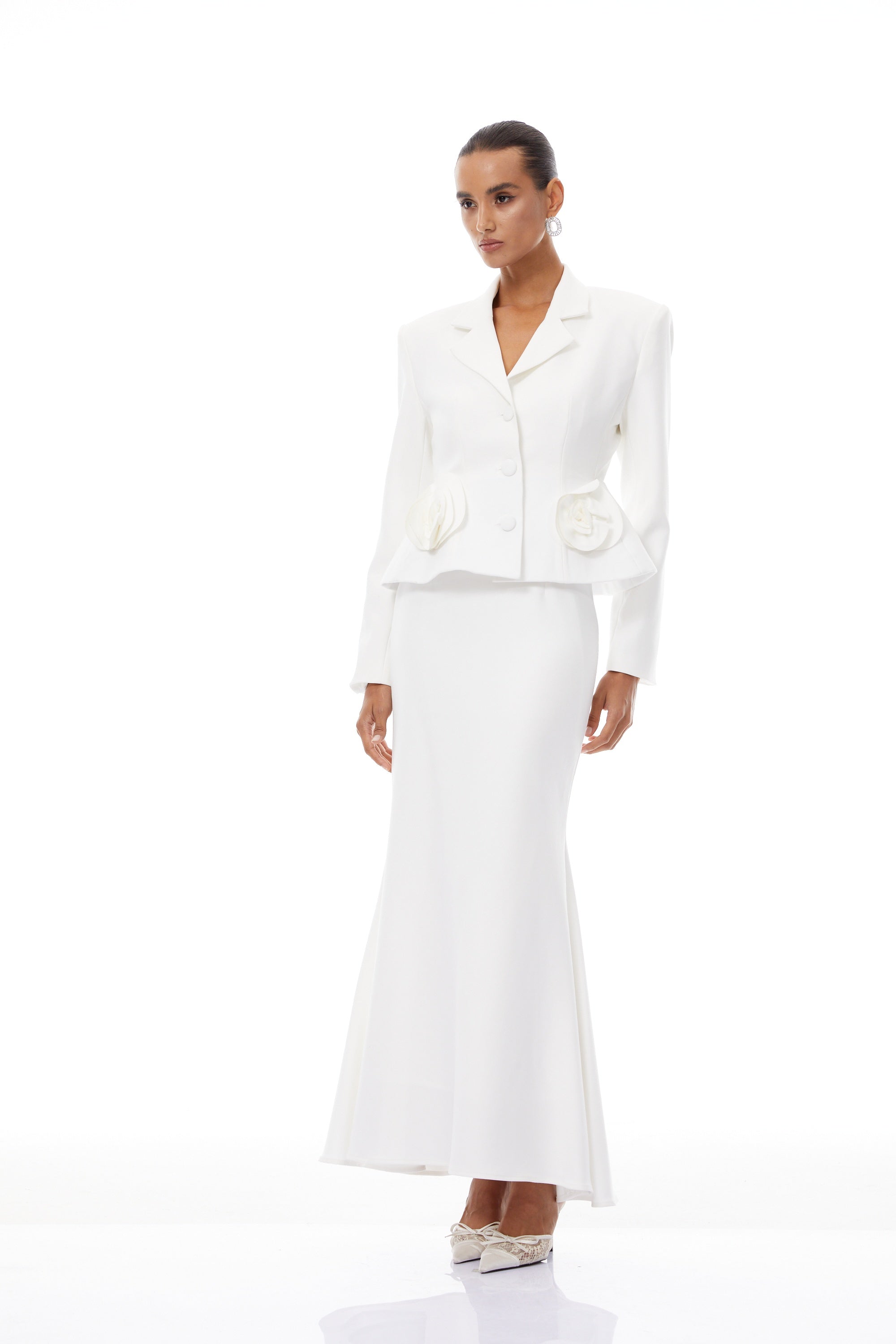 Conjunto de blazer y falda odette en blanco con pétalos 3D, de Final Sale, mostrado en la imagen.