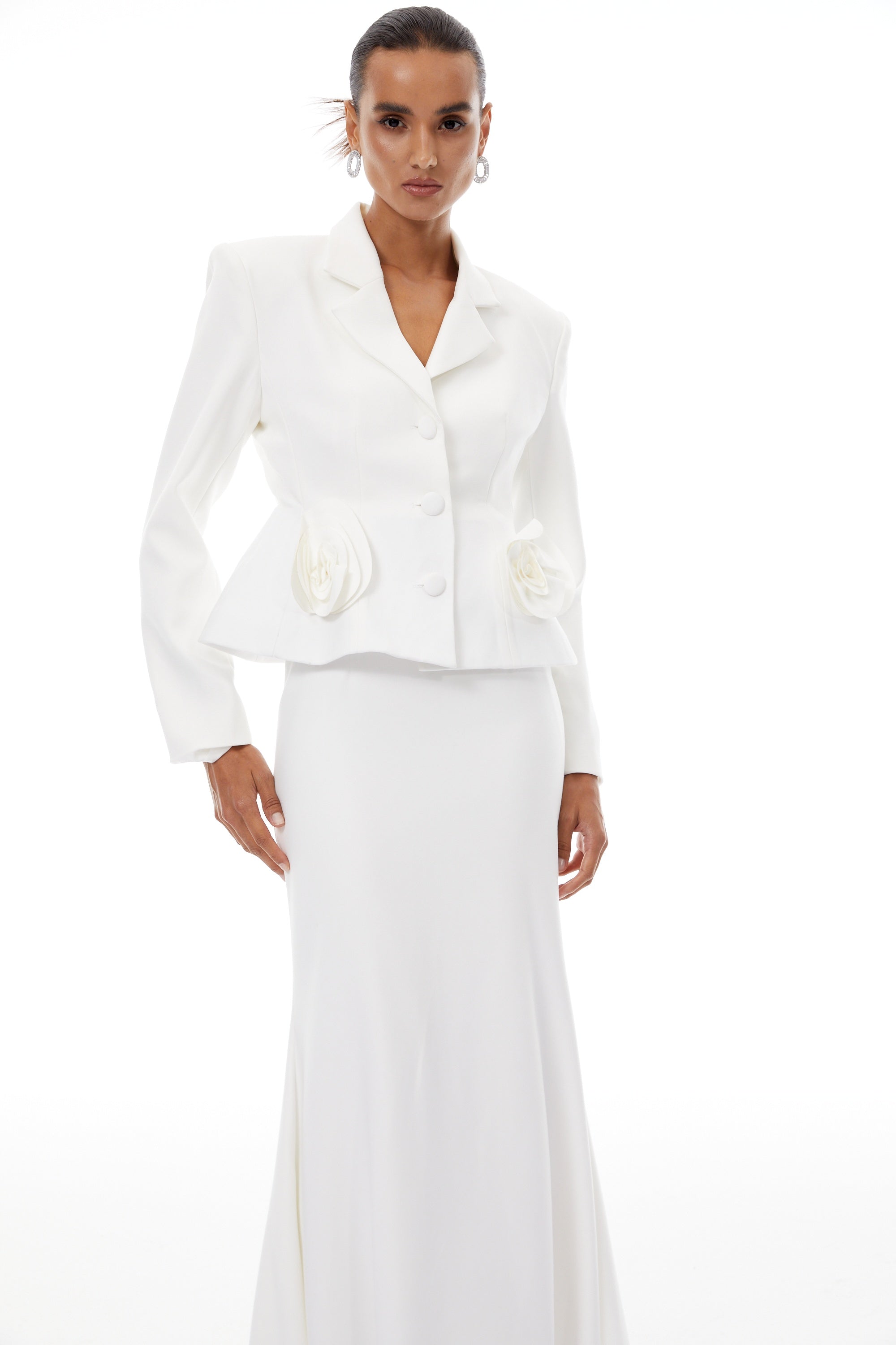 Conjunto de blazer y falda con pétalos 3D Odette en color blanco, estilo elegante y moderno para mujer.