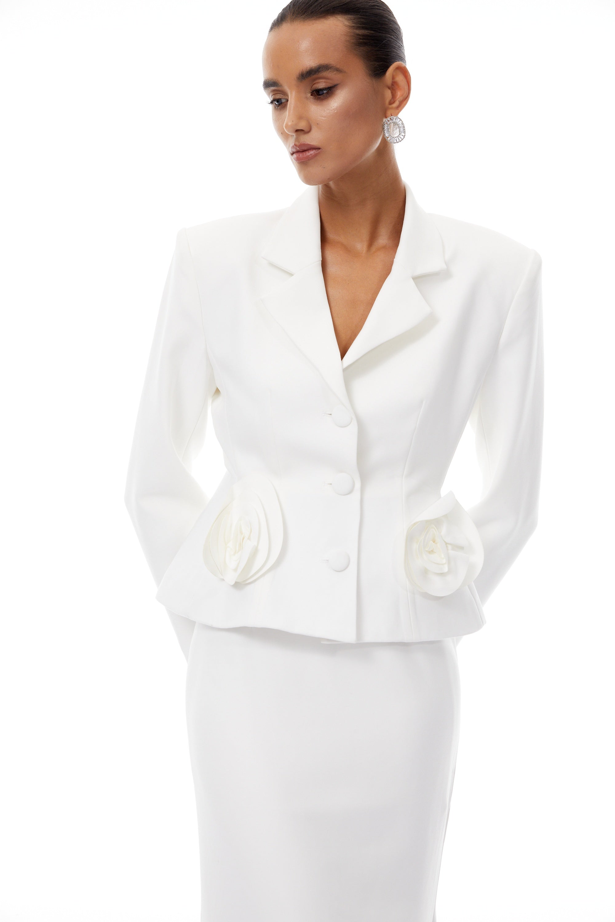 Conjunto de blazer y falda con pétalos en blanco Odette 3D de Final Sale, vista de la parte frontal en color blanco.