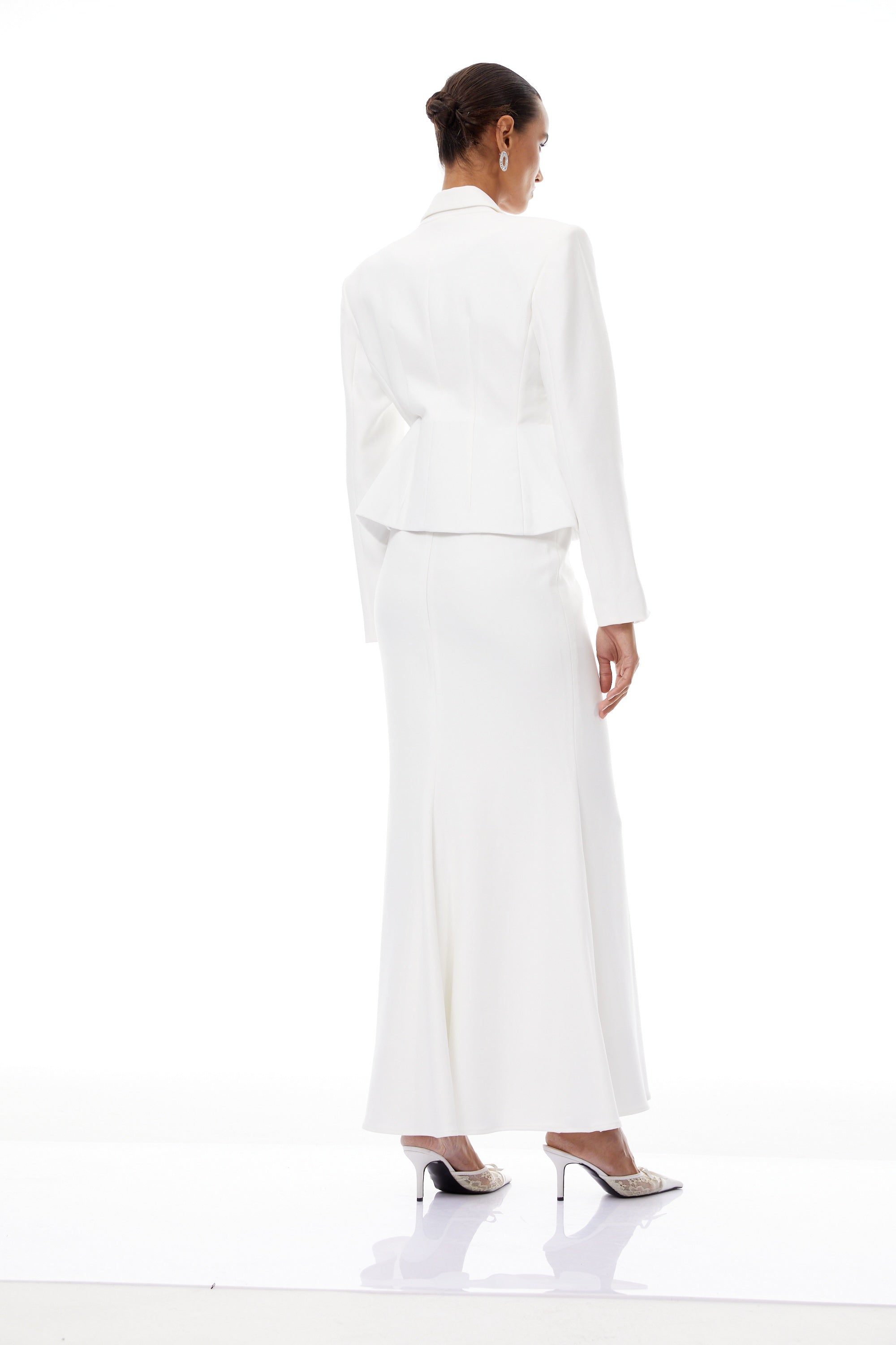 Conjunto de blazer y falda Odette White 3D Petal de Final Sale, elegante y moderno, en color blanco con detalles en 3D.