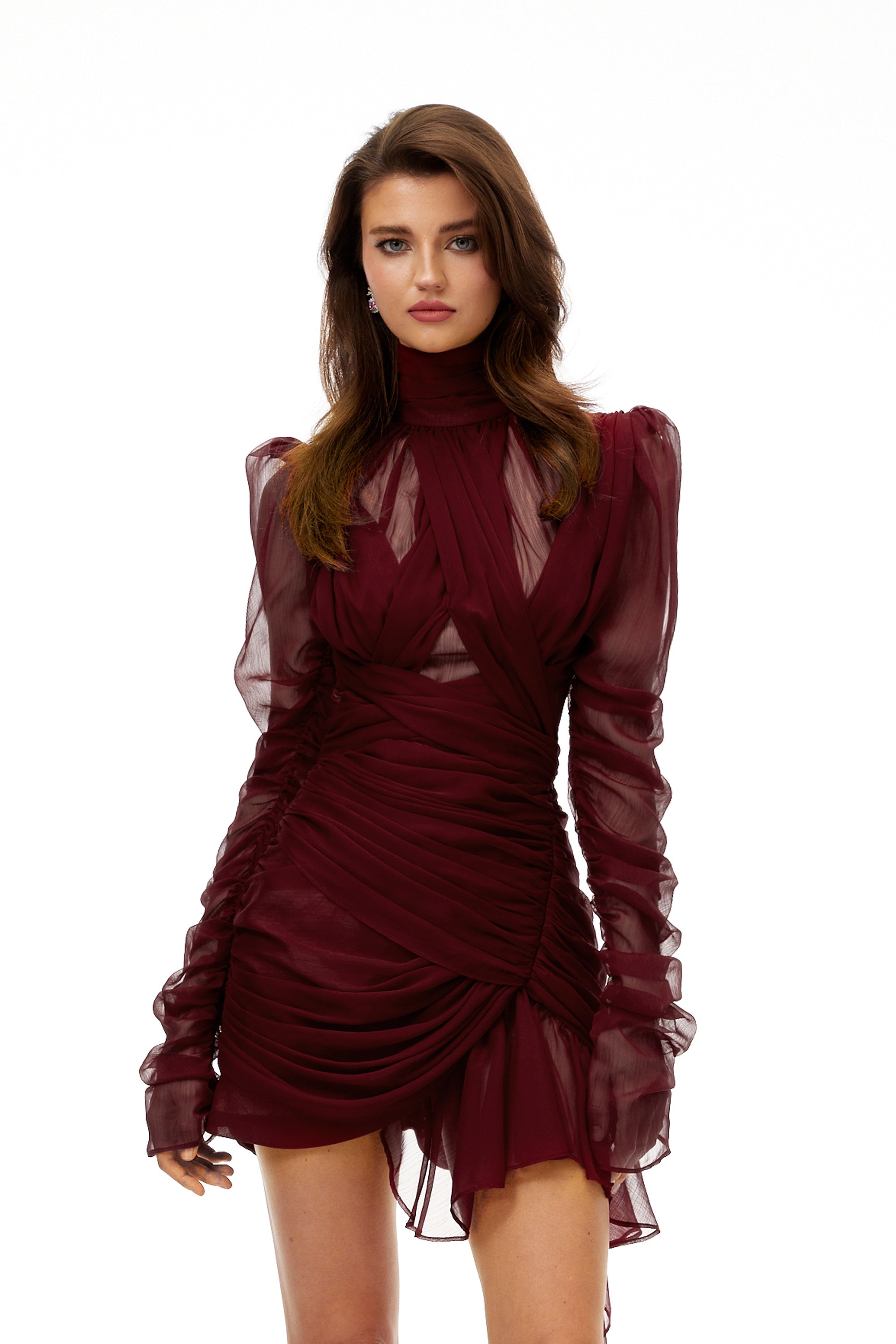 Vestido mini asimétrico rojo burdeos de Théa con ruching, estilo ajustado y moderno, para ocasiones elegantes.