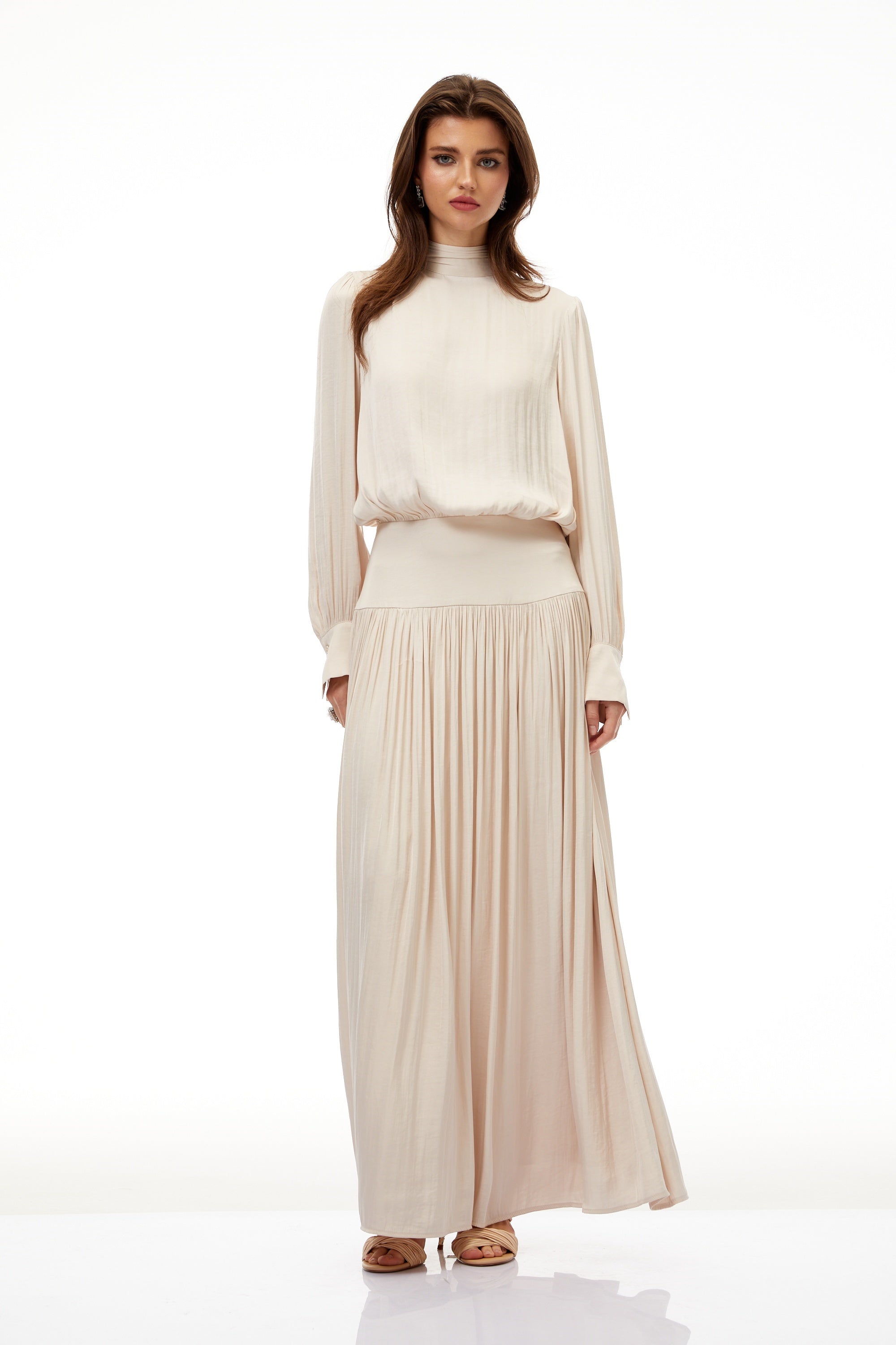 Vestido maxi plisado neutral Valérie con lazo para atar, estilo elegante y cómodo, color neutro, vista frontal.