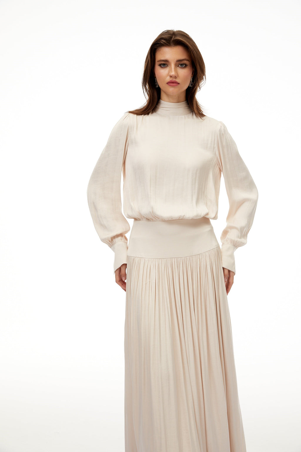 Vestido maxi plisado neutral de Valérie, con lazo autoadaptable, estilo elegante y largo, en tono neutro, para ocasiones formales.