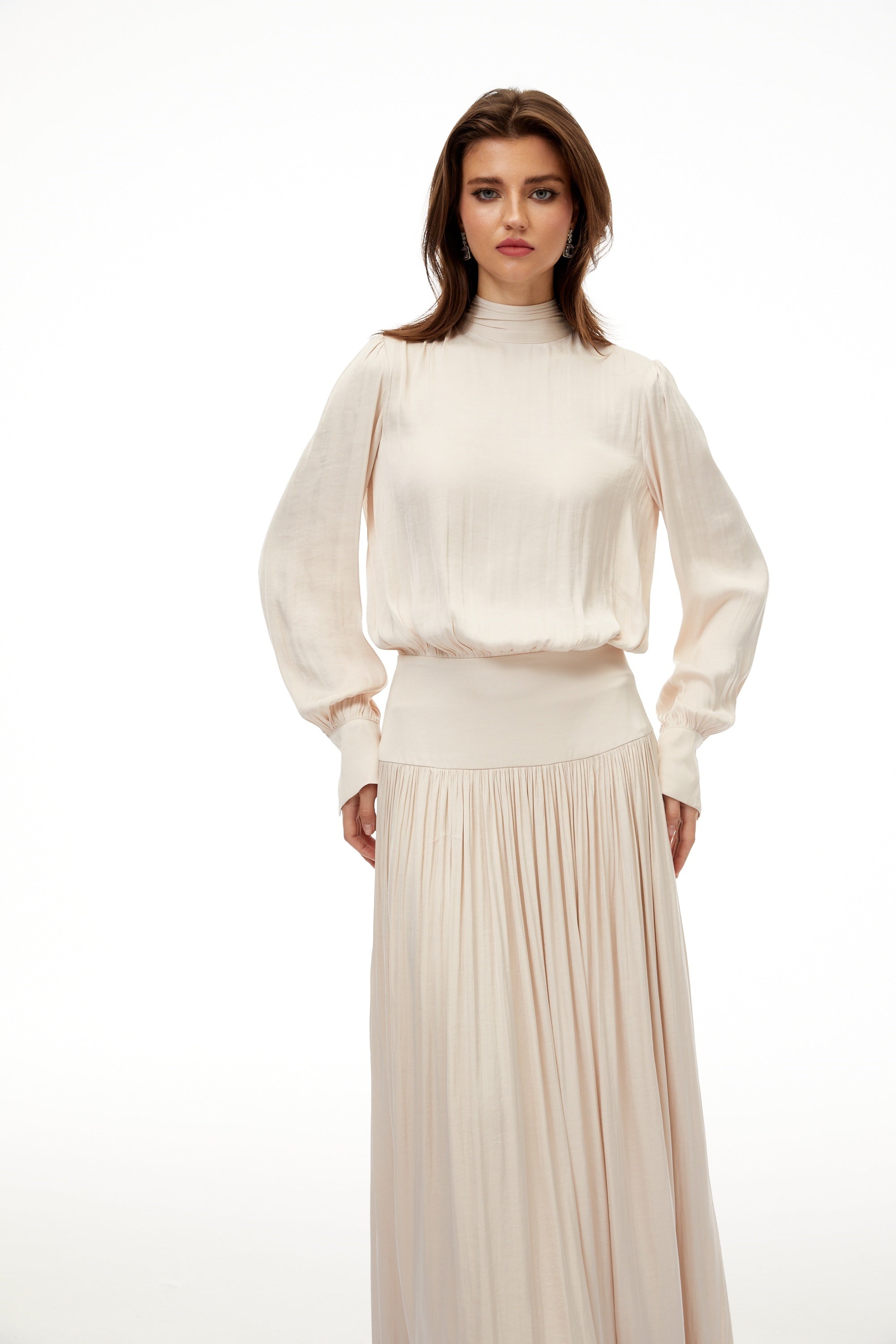 Vestido maxi plisado neutral de Valérie, con lazo autoadaptable, estilo elegante y largo, en tono neutro, para ocasiones formales.