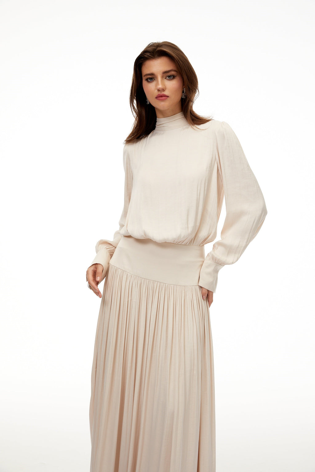 Vestido largo plisado sin mangas Valérie Neutral de Final Sale, vestido maxi con lazo para mujer en tonos neutros.