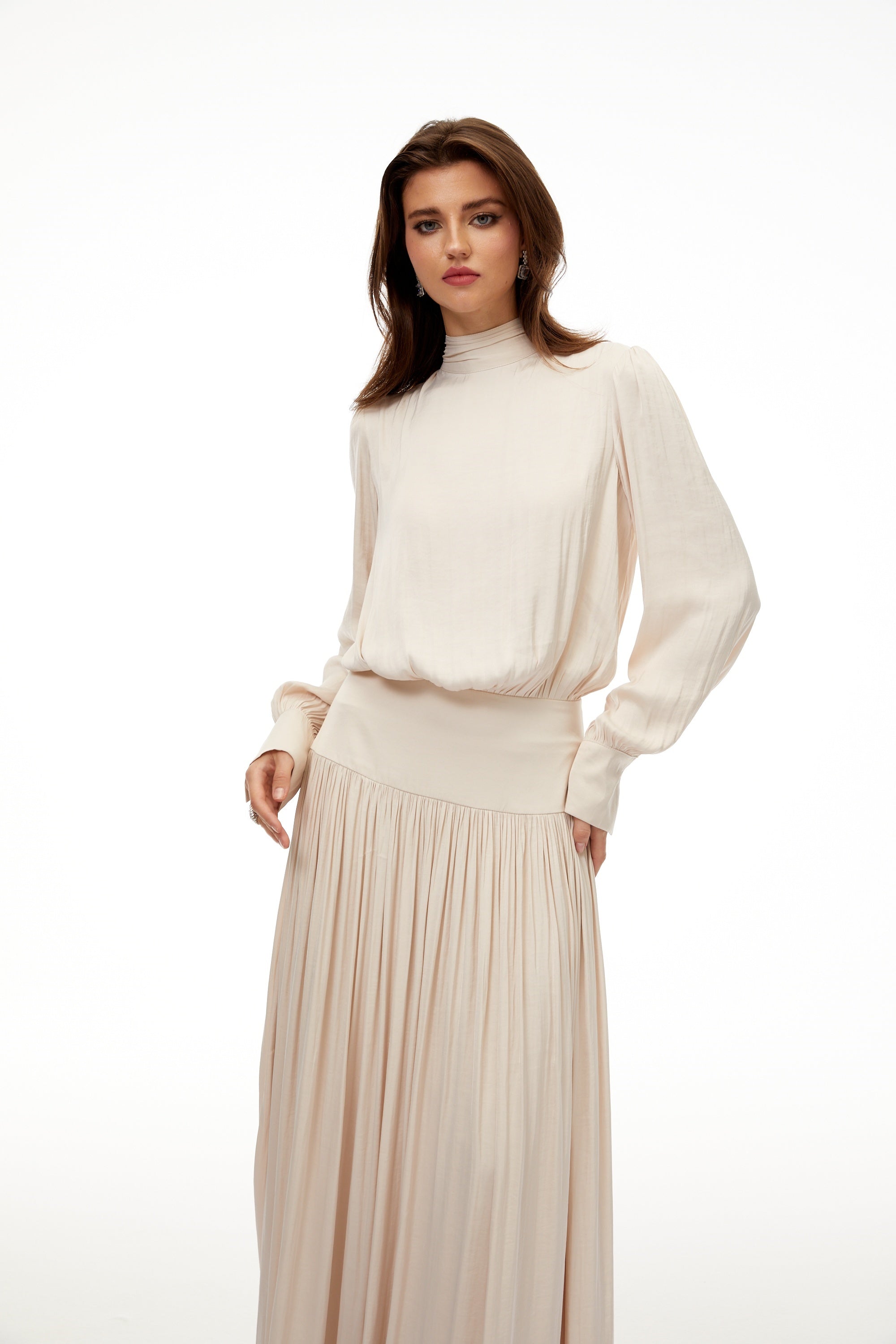 Vestido largo plisado sin mangas Valérie Neutral de Final Sale, vestido maxi con lazo para mujer en tonos neutros.