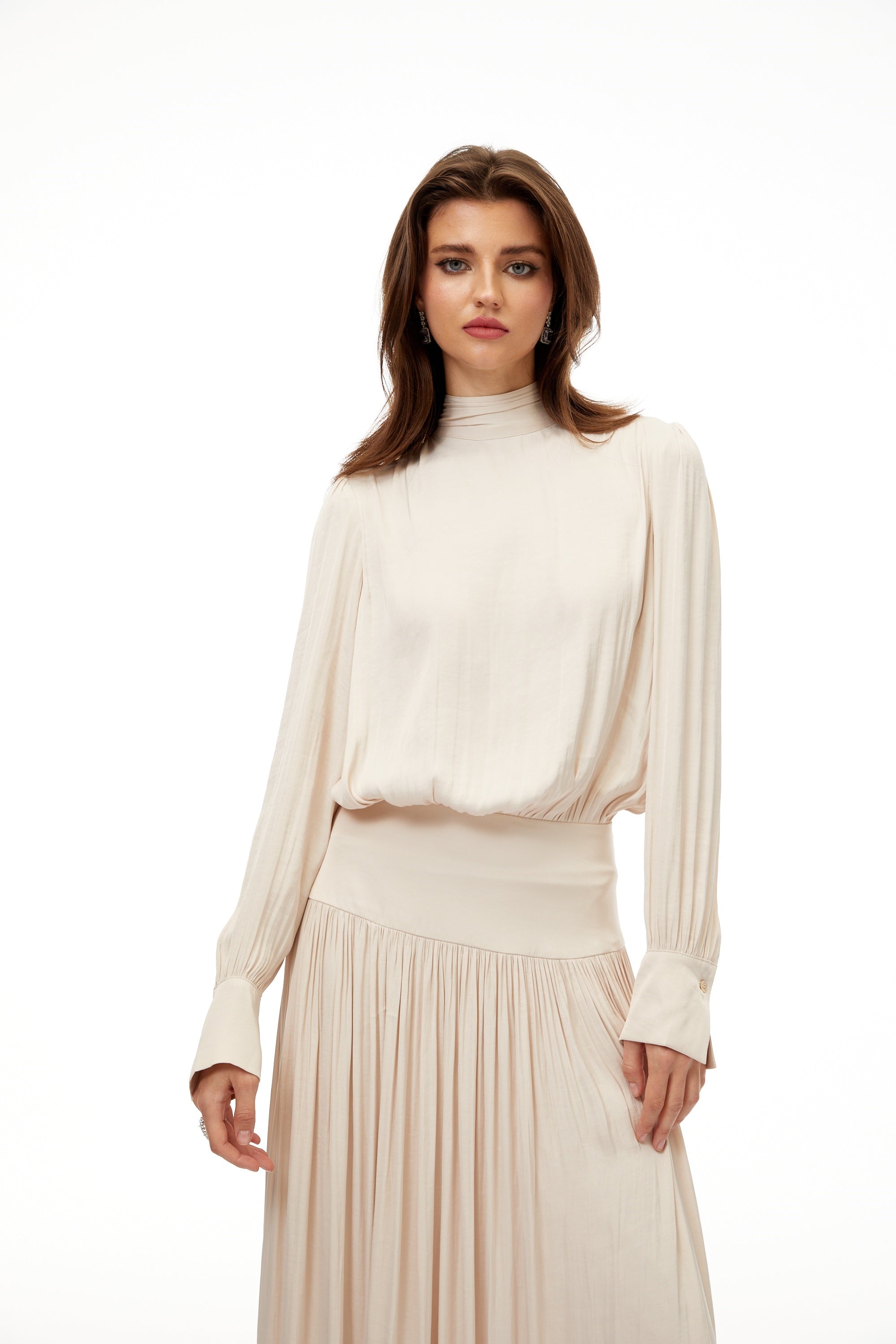 Vestido largo plisado neutral de Valérie, vestido maxi de self-tie, en color beige, mostrado en imagen.