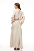 Vestido largo plisado gris neutral con lazo para amarrar, estilo maxi, de la marca Final Sale, en color suave y elegante