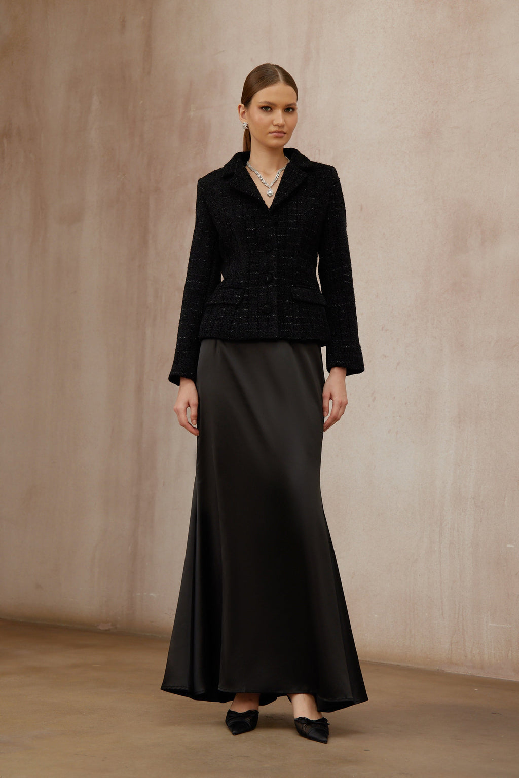 Conjunto de chaqueta de tweed negra Ariadna y falda de satén de la marca Final Sale, vista desde el frente en la imagen.