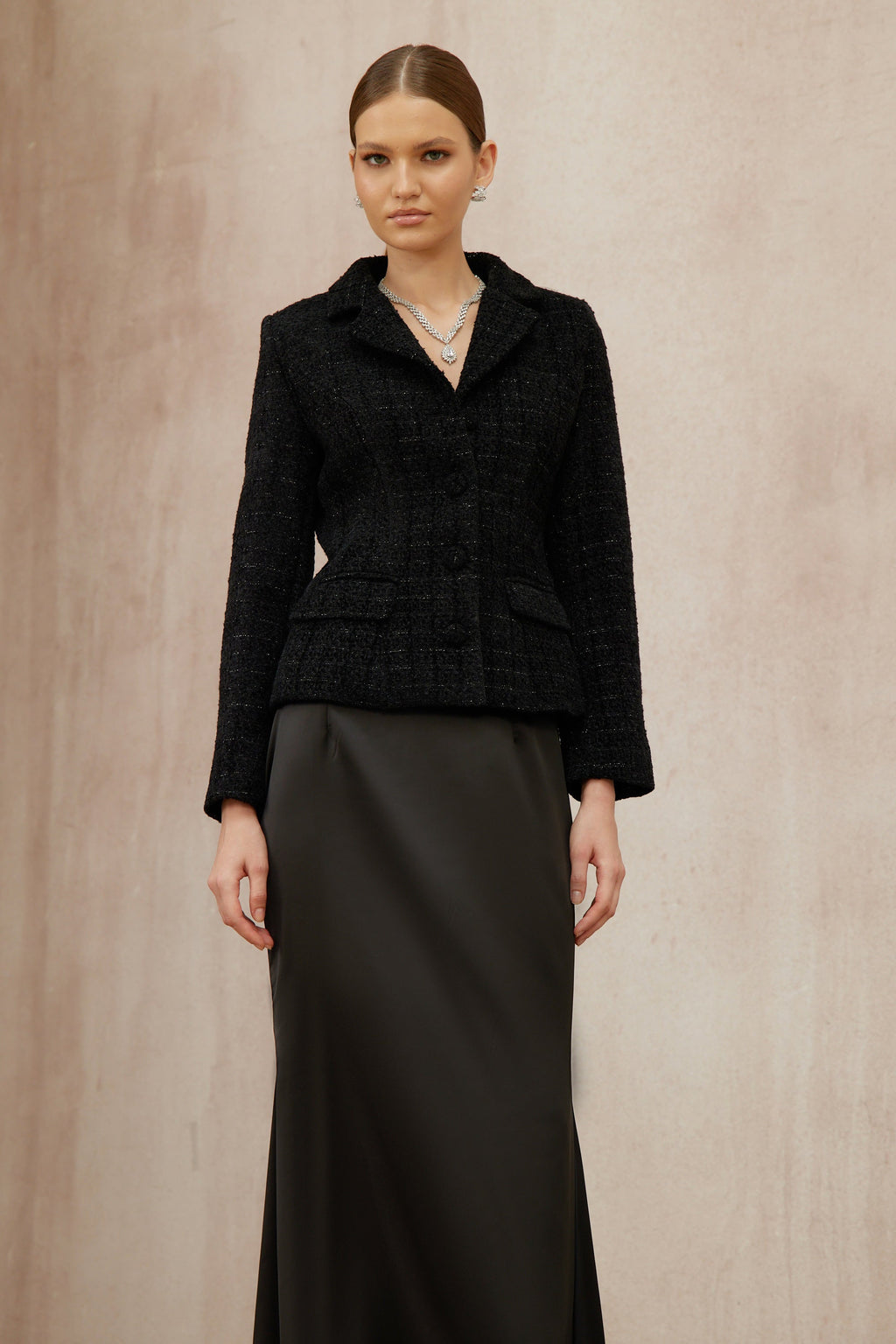 Conjunto de chaqueta de tweed negra y falda de satén de la marca Final Sale, muestra la textura y el diseño elegante del conjunto.