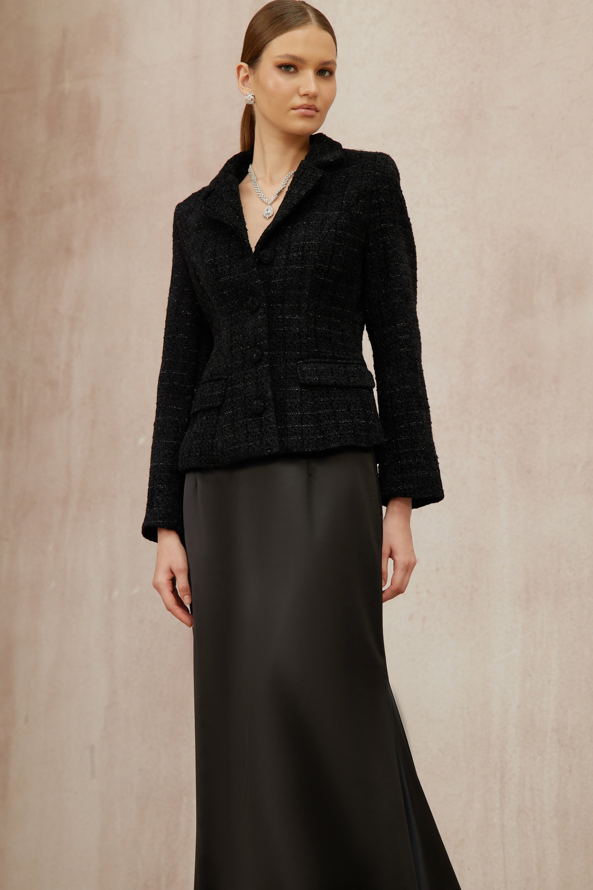Conjunto de chaqueta de tweed negra Ariadna y falda de satén, vestido elegante para mujer, en una foto frontal.