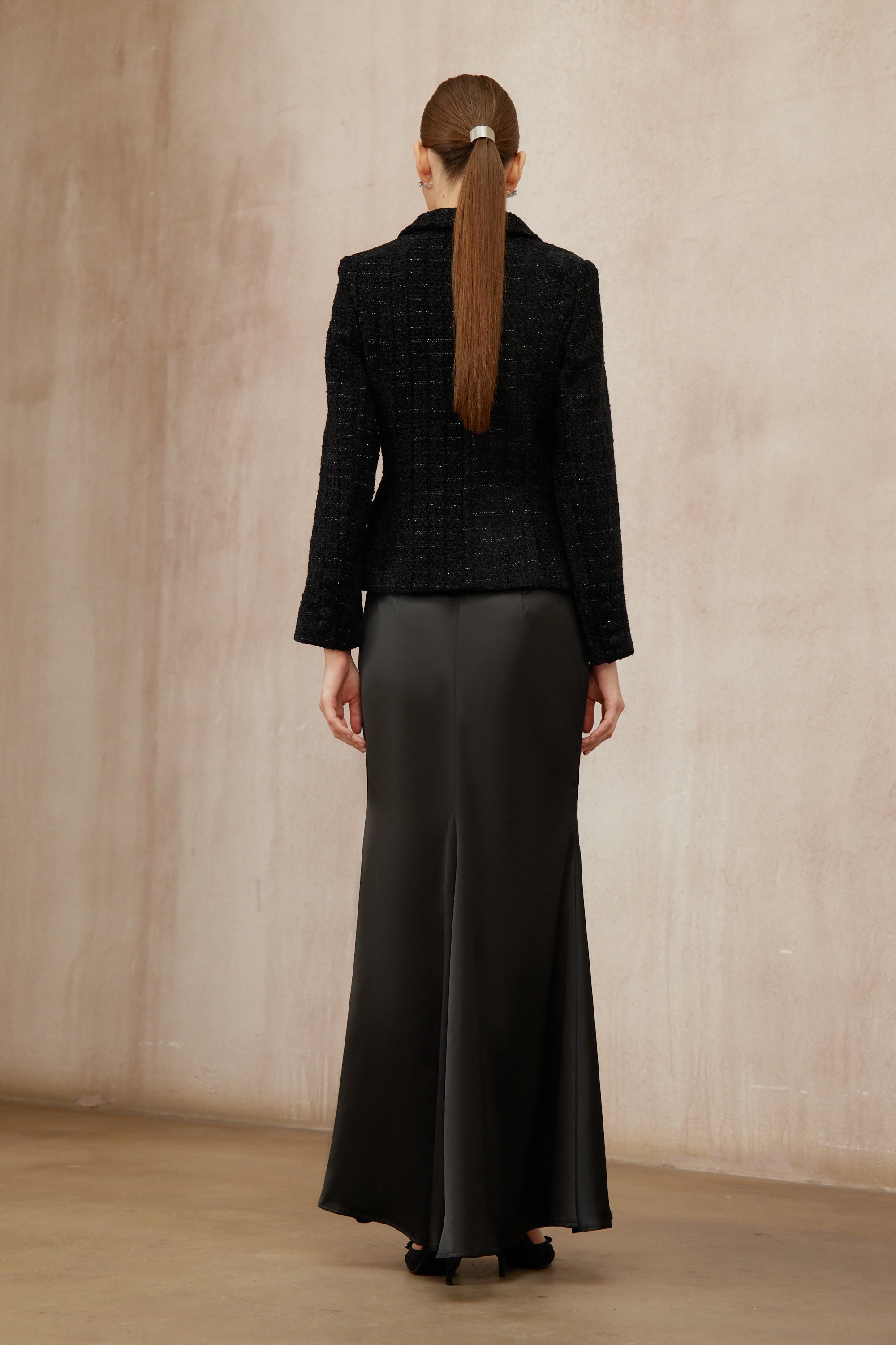 Conjunto de chaqueta de tweed negro y falda de satén de la marca Final Sale, imagen de un conjunto elegante y moderno.