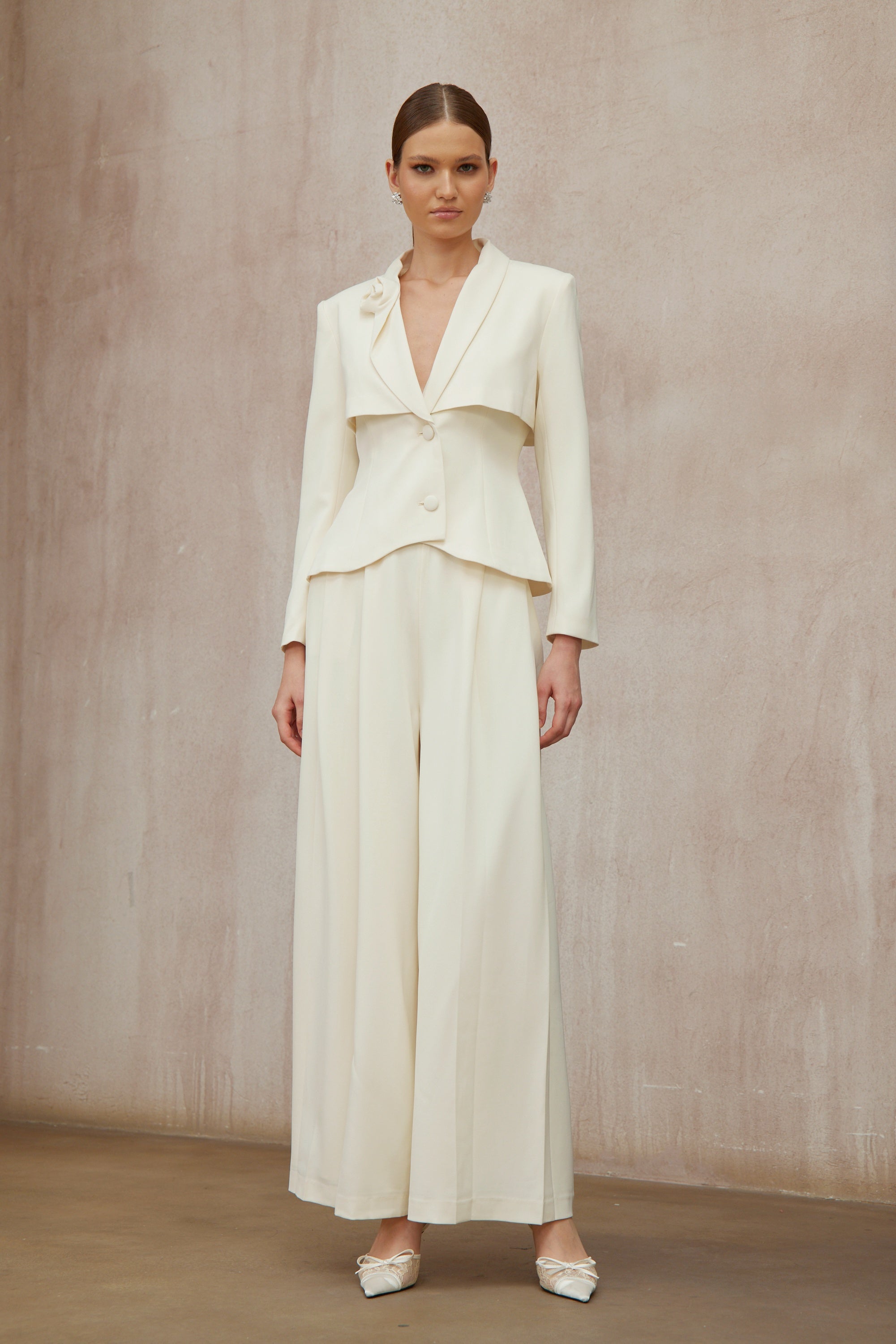 Conjunto de blazer y pantalones Teresa Neutral 3D Petal de Final Sale, estilo elegante y moderno para mujer.