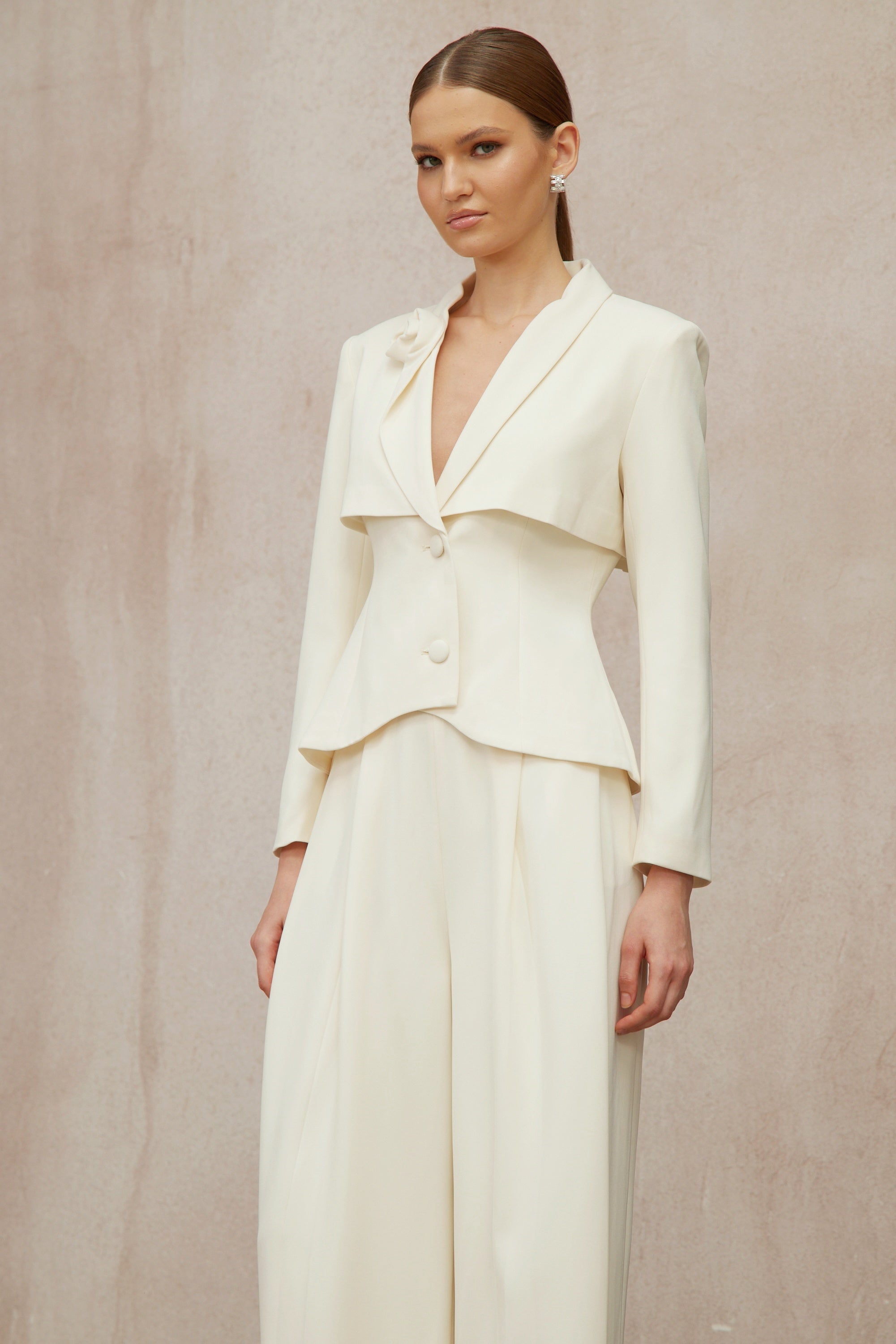 Conjunto de blazer y pantalones Teresa Neutral 3D Petal de Final Sale, con diseño elegante y detalles en tonos neutros.