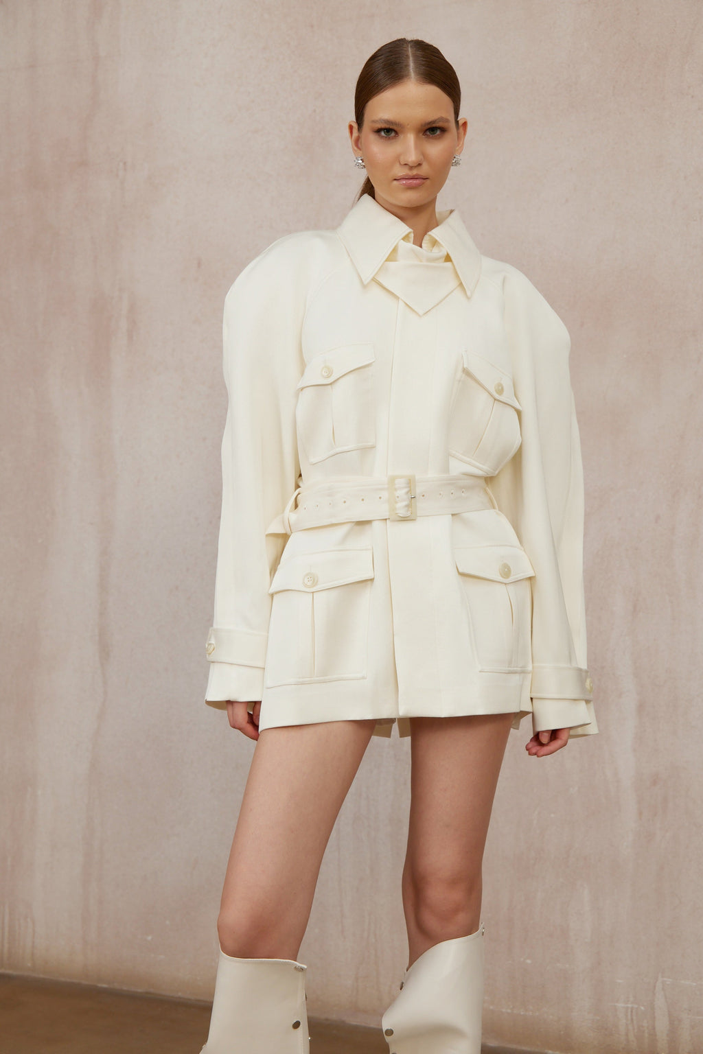 Abrigo trench blanco con cinturón de la marca Final Sale, cuello clásico y bolsillos laterales, diseño elegante y moderno.