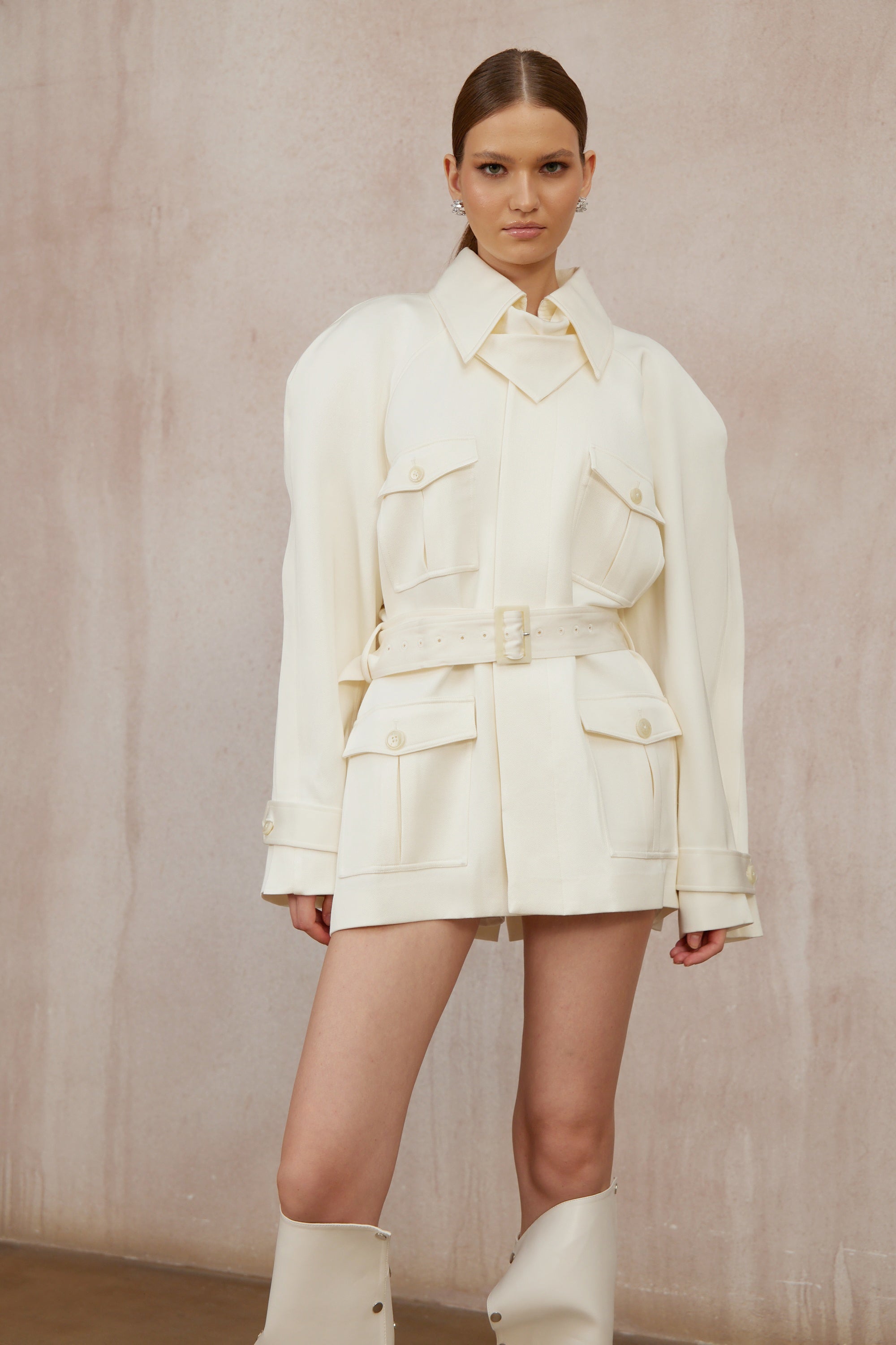 Abrigo trench blanco con cinturón de la marca Final Sale, cuello clásico y bolsillos laterales, diseño elegante y moderno.
