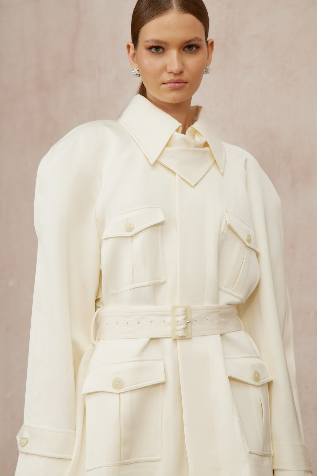 Abrigo trench blanco con cinturón y botones, estilo clásico, en color beige y largo hasta las rodillas, de la marca Final Sale.