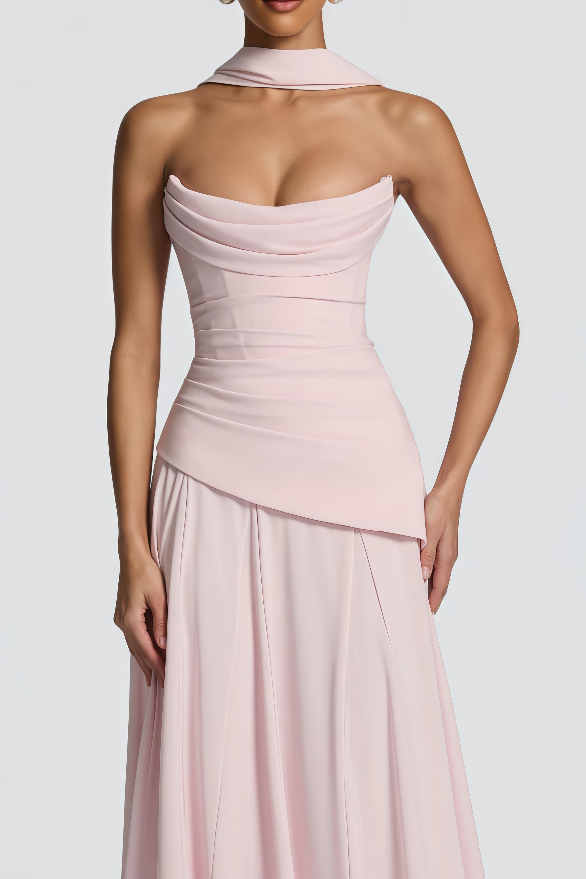 Vestido largo de novia en chiffon rosa sin tirantes y corsé, estilo maxi con diseño elegante y romántico.