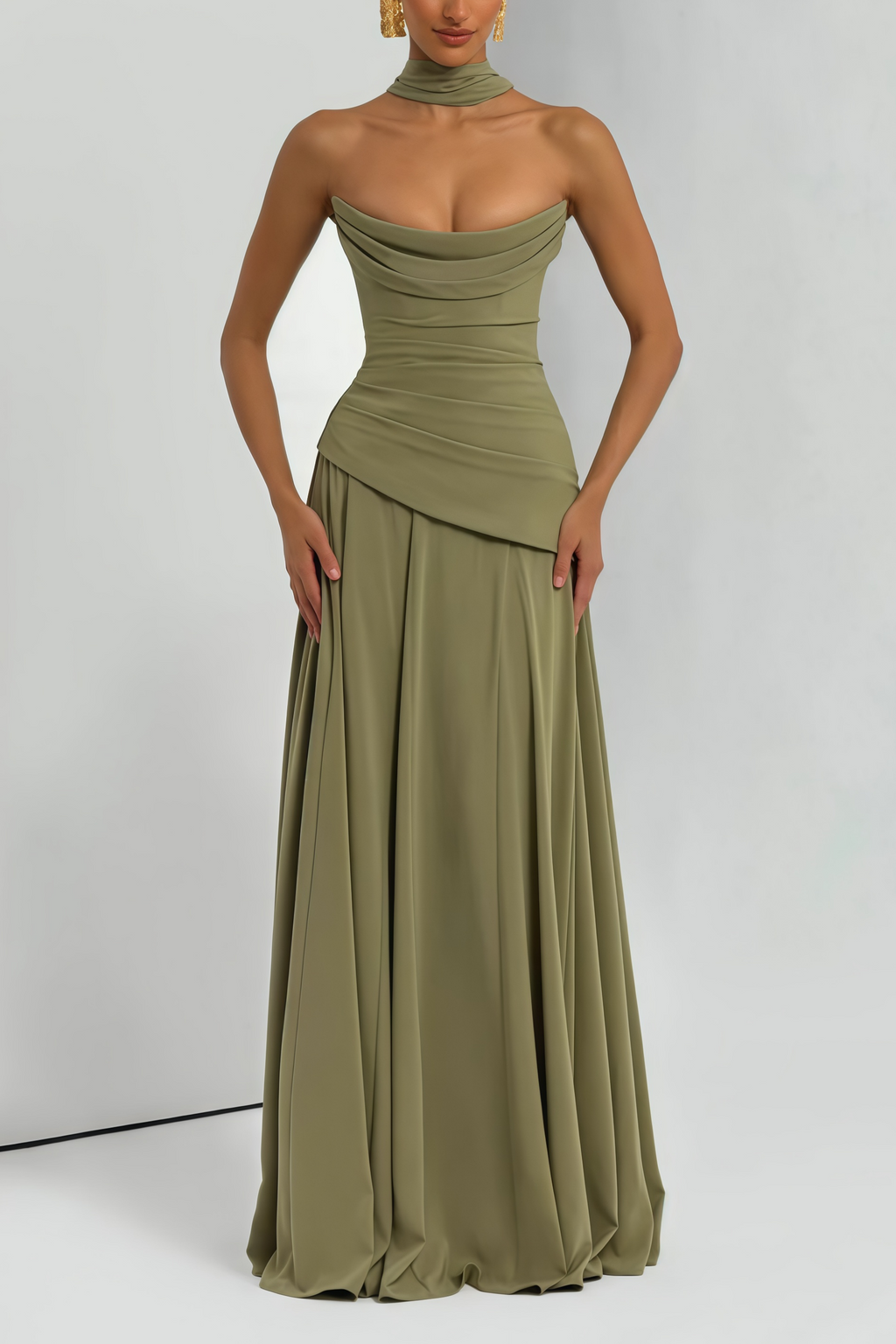 Vestido maxi sin tirantes en color verde romane, de gasa chiffon, estilo corsé ajustado y elegante para ocasiones especiales.