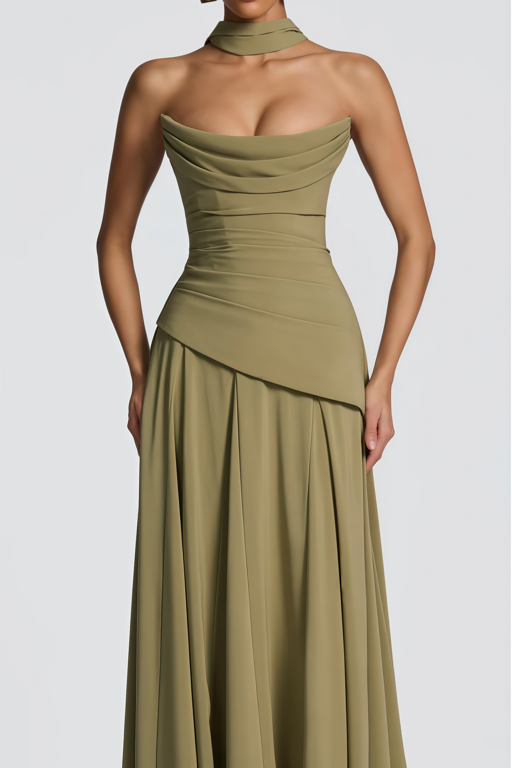 Vestido maxi sin tirantes en color verde romane, de gasa ligera y diseño ajustado en la parte superior.