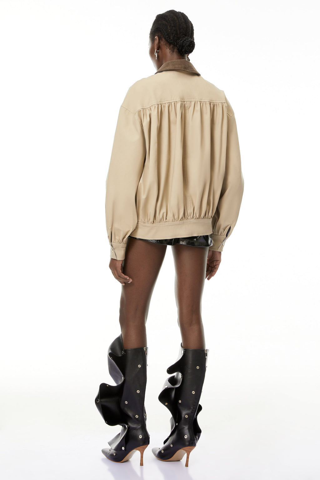 Chaqueta bomber de pana en tonos neutros de MRTokyo, con paneles y diseño de estilo casual y moderno.