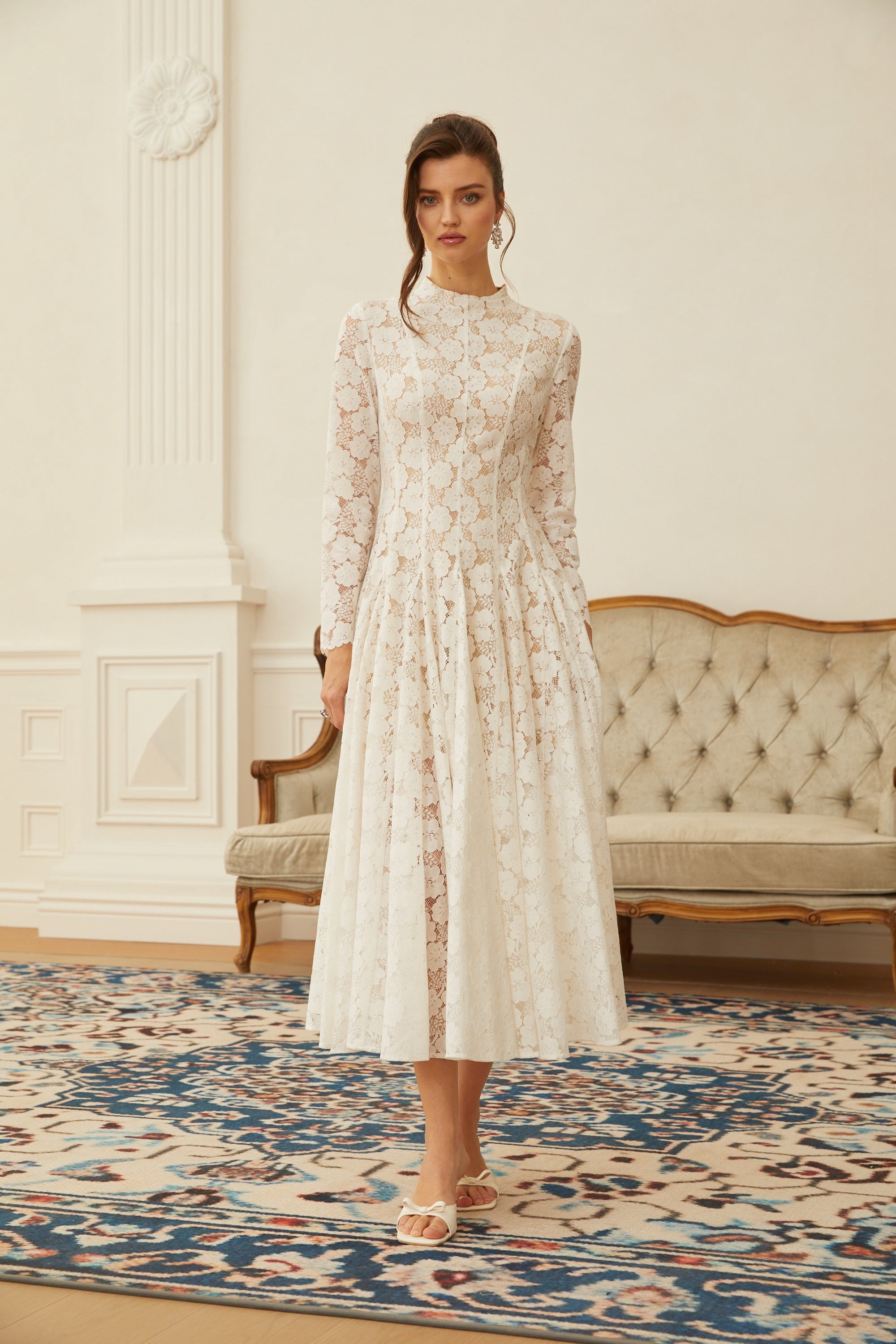 Vestido midi blanco con plisados, encaje floral y falda acampanada, diseñado por Final Sale, en la imagen.