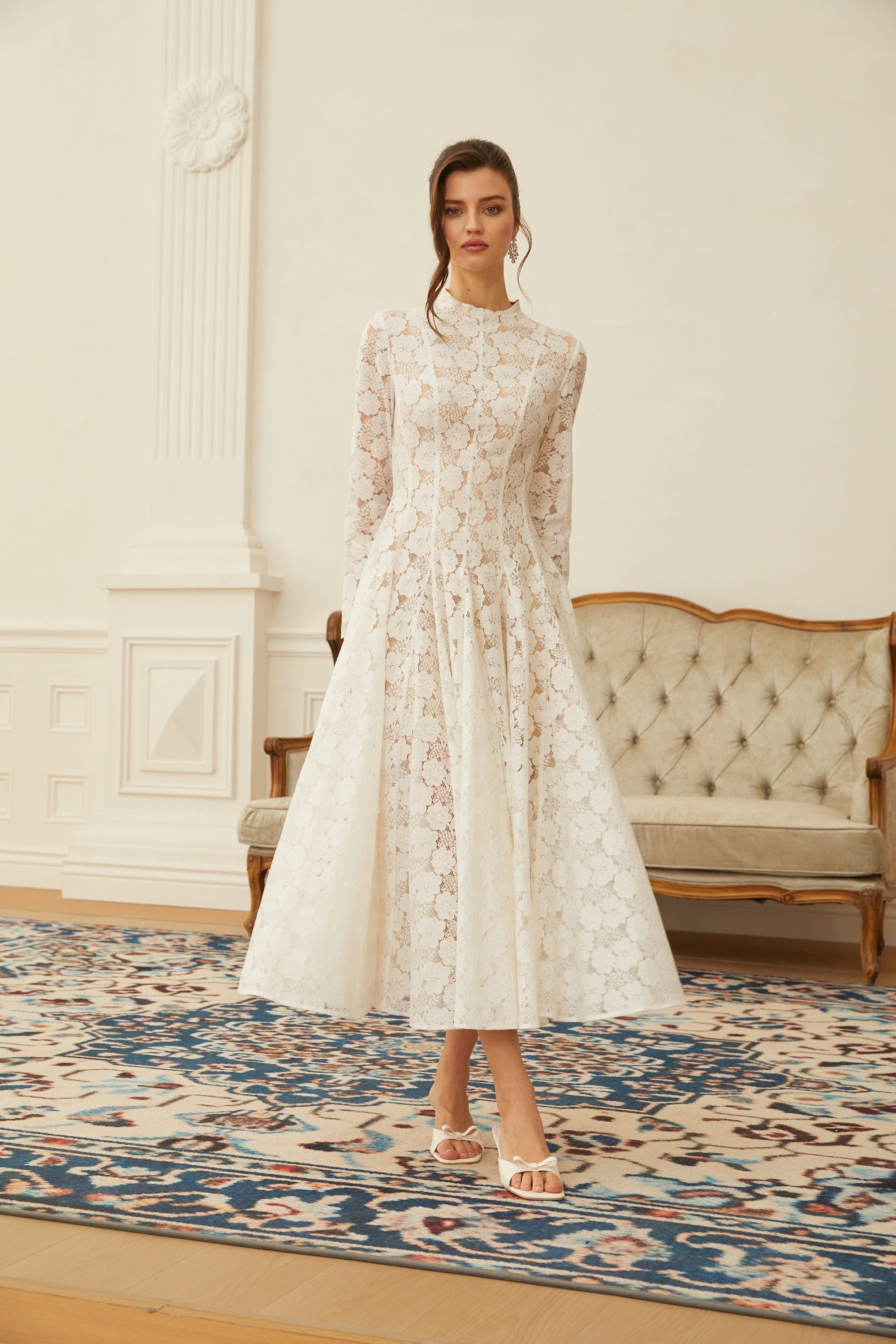Vestido midi blanco con pliegues, encaje floral y diseño elegante de la marca Final Sale, con detalles delicados y estilo sofisticado.