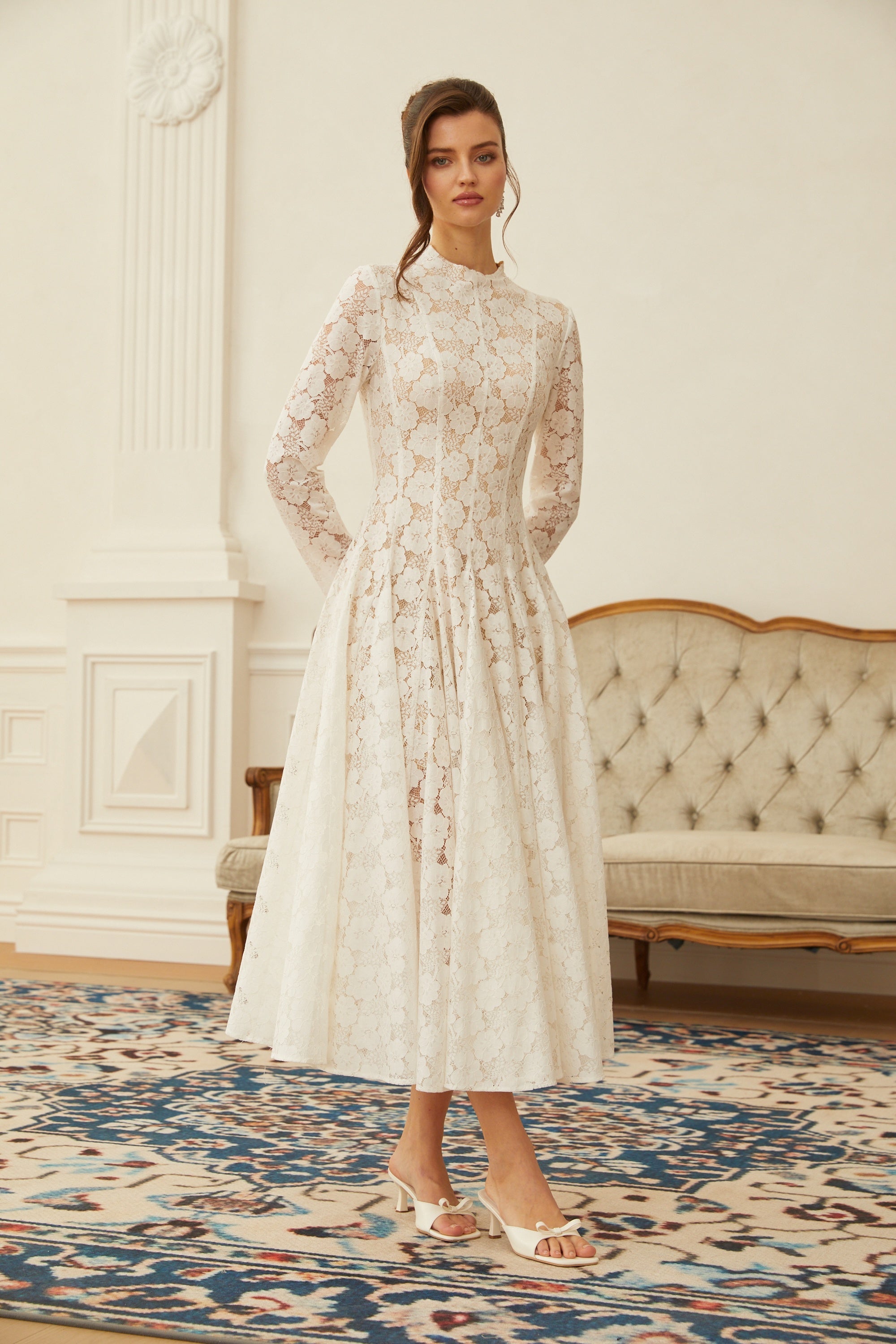 Vestido midi blanco con pliegues y encaje floral de la marca Final Sale, con diseño elegante y detalles delicados.