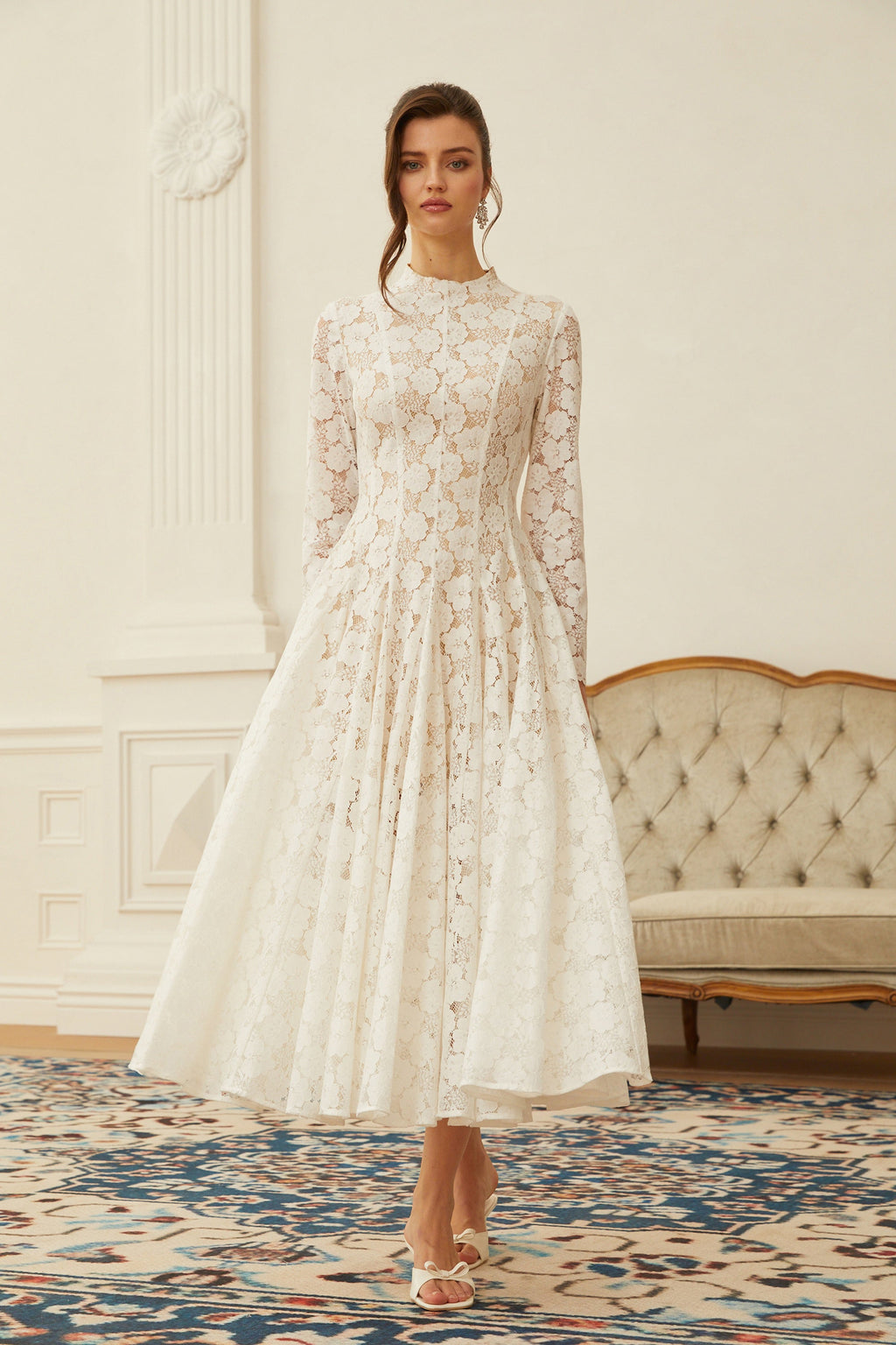 Vestido midi blanco con pliegues y encaje floral de la marca Final Sale, con detalles elegantes y diseño femenino.