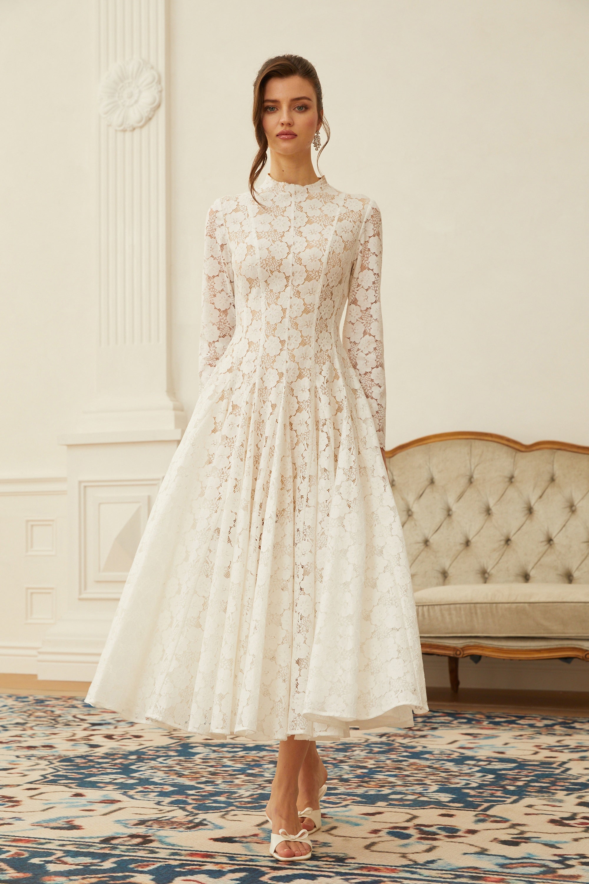 Vestido midi blanco con pliegues y encaje floral de la marca Final Sale, con detalles elegantes y diseño femenino.