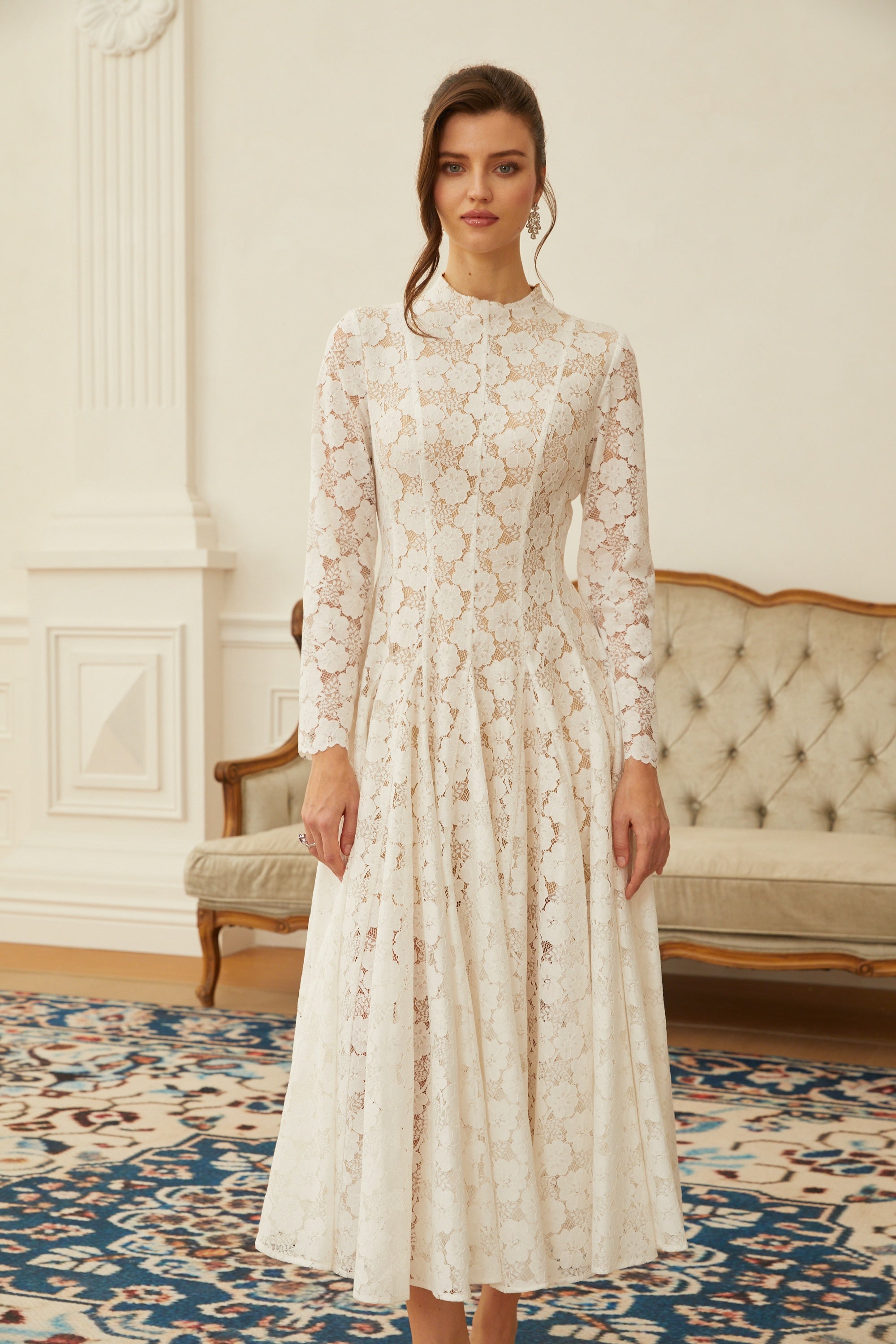 Vestido midi blanco de encaje floral y plisado por Final Sale, con diseño elegante y detalles delicados en la tela.