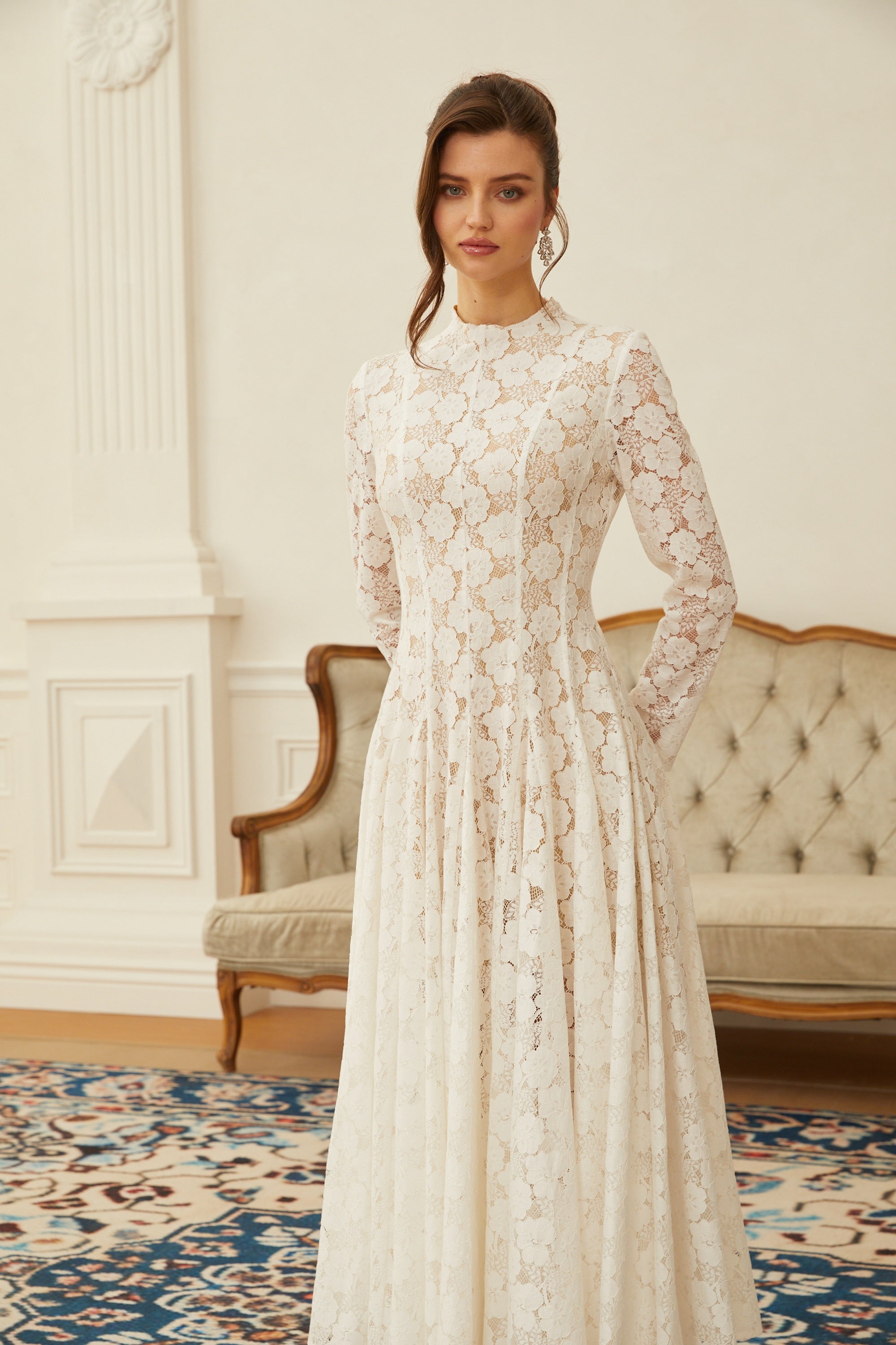 Vestido midi blanco de encaje con pliegues y estampado floral de la marca Final Sale, mostrando diseño elegante y detalles delicados.