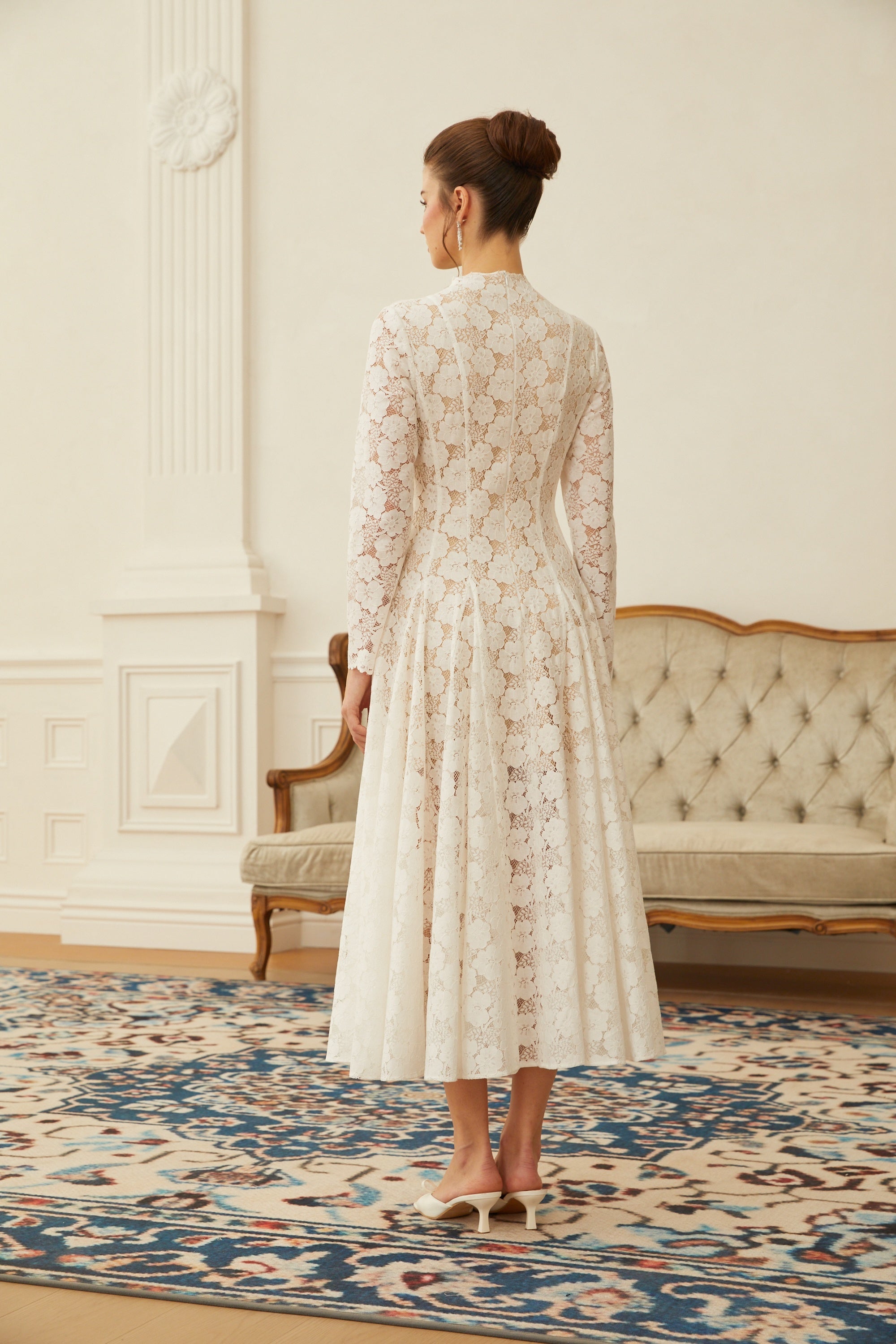 Vestido midi blanco con pliegues, encaje floral y diseño elegante de la marca Final Sale, visible en la imagen.