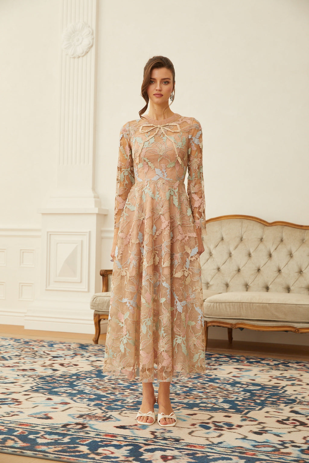 Vestido midi con encaje floral en jacquard neutro de Final Sale, mostrando detalles de encaje y corte elegante en la imagen.