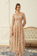 Vestido midi de encaje floral jacquard en tonos neutros de la marca Final Sale, con diseño elegante y detalles delicados.