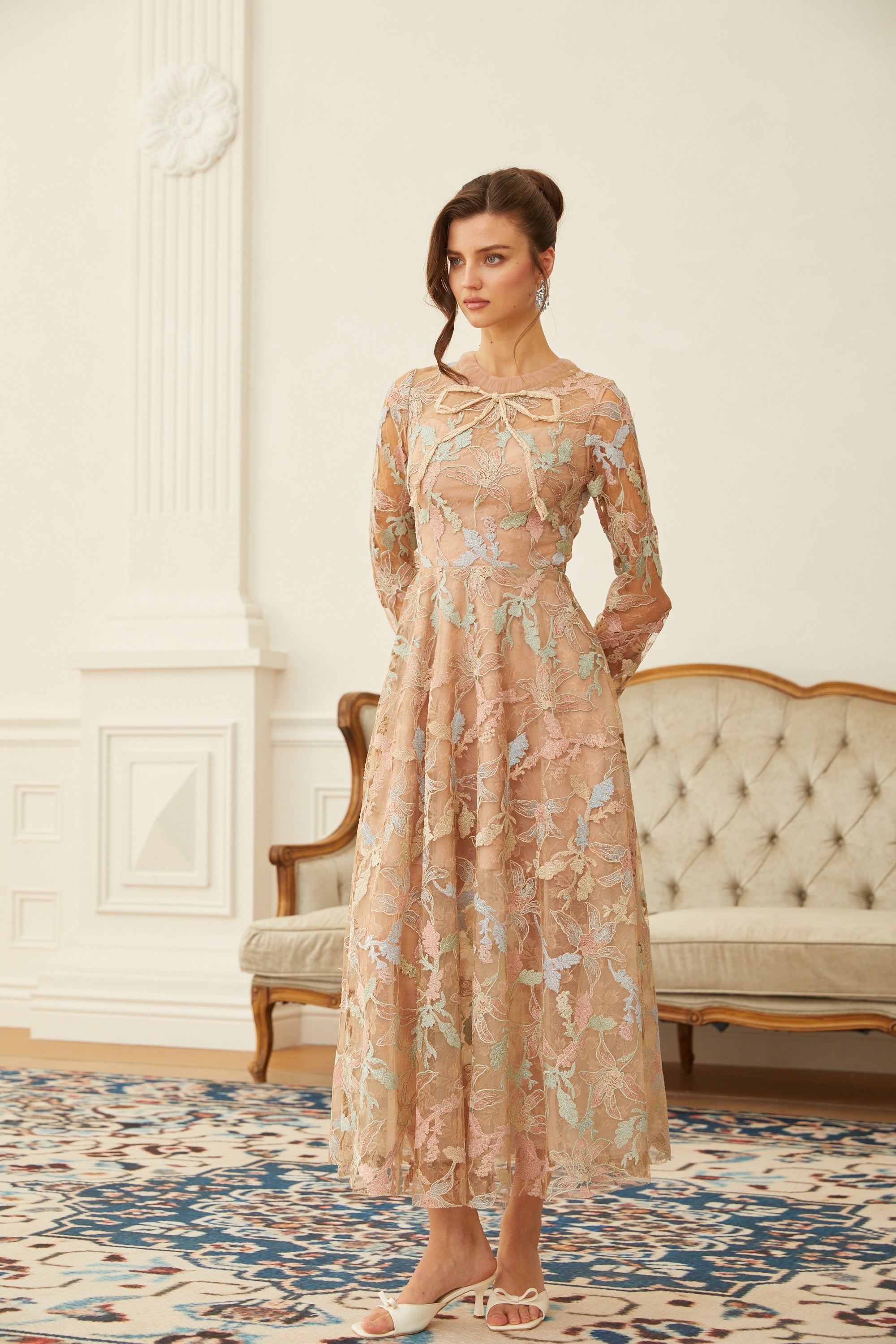 Vestido midi de encaje floral jacquard en tonos neutros de la marca Final Sale, con diseño elegante y detalles delicados.