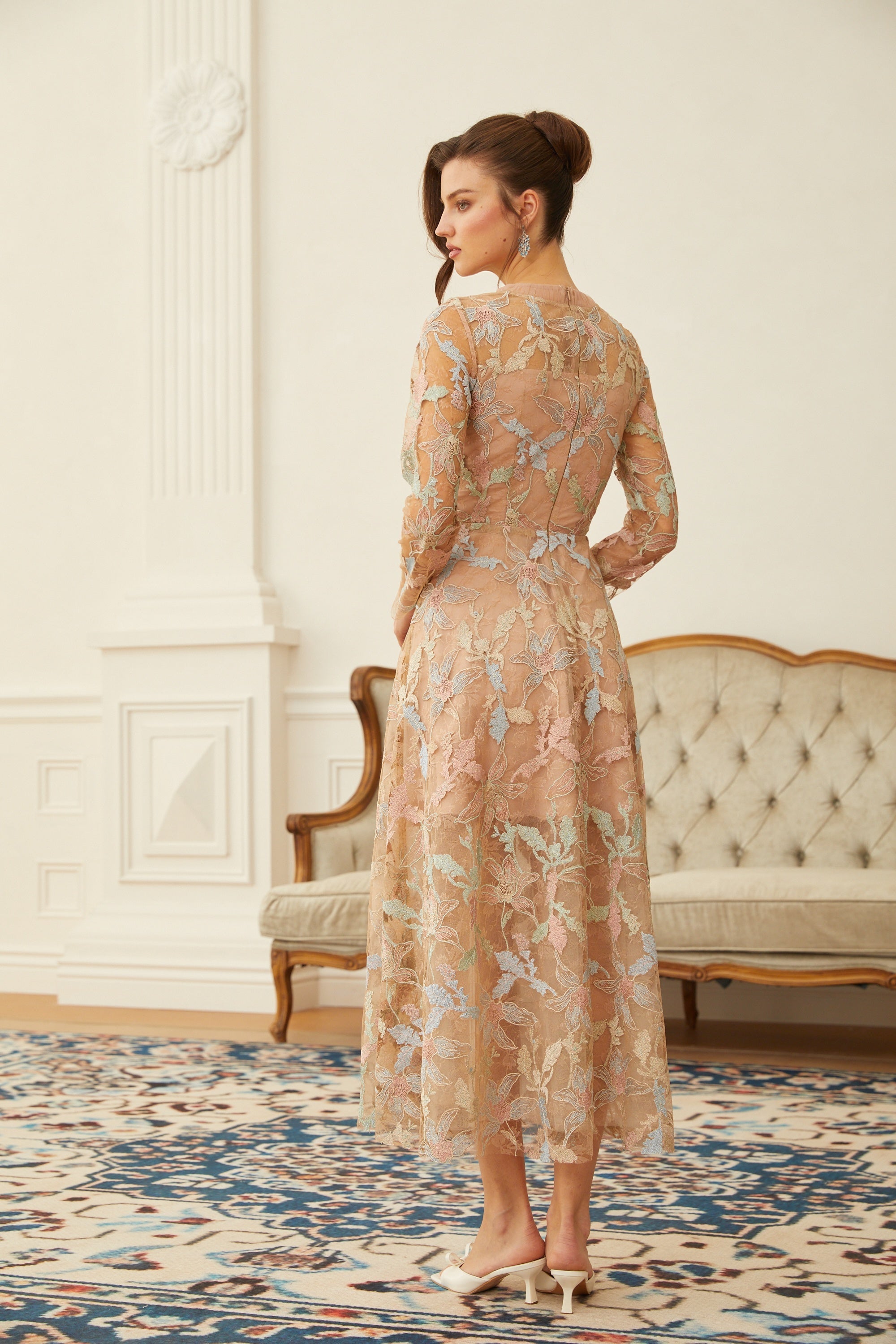 Vestido midi de encaje floral en Jacquard neutro de Final Sale, con diseño elegante y detalles delicados en la tela.
