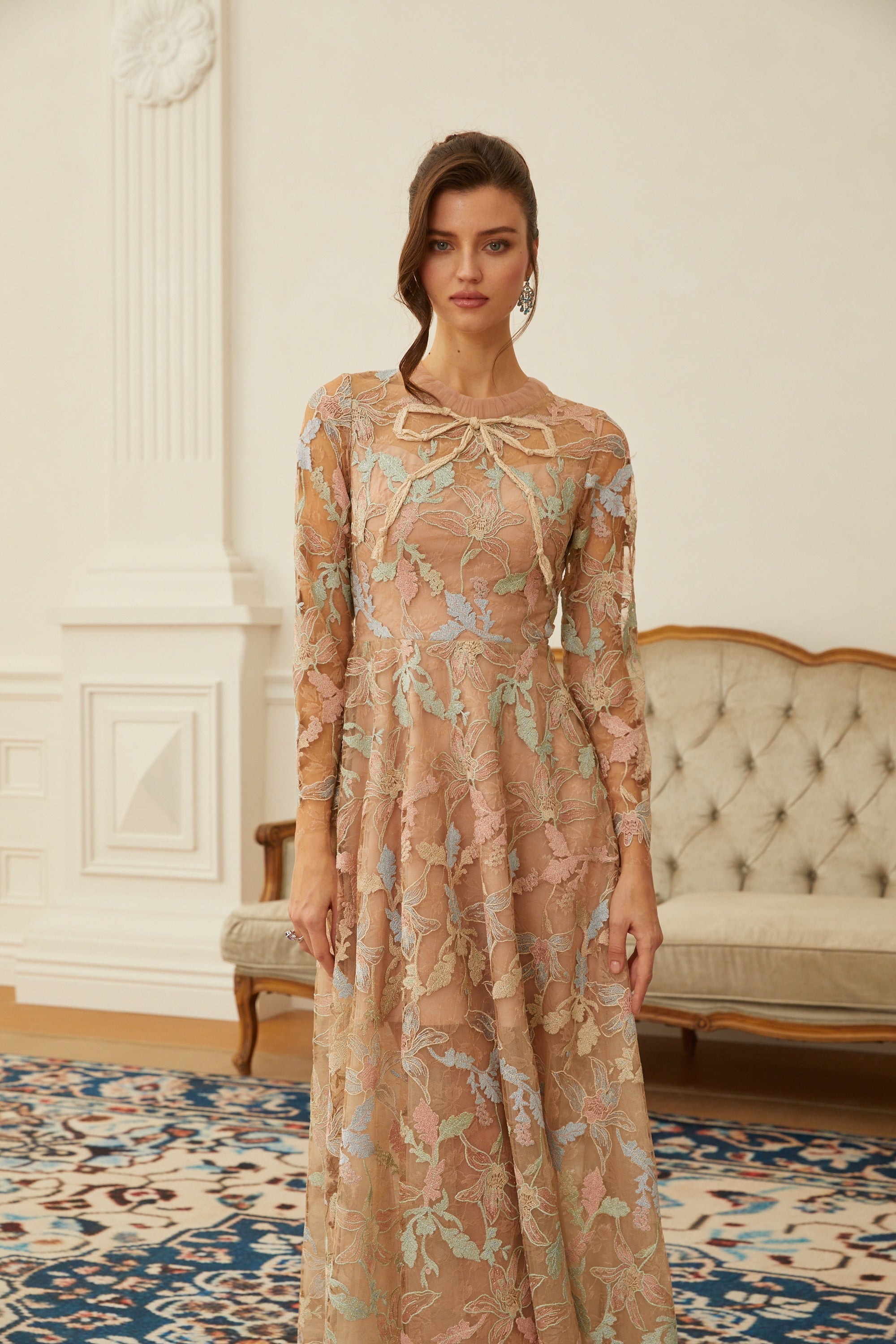 Vestido midi de encaje floral jacquard neutral con diseño elegante, de la marca Final Sale, en color neutro.