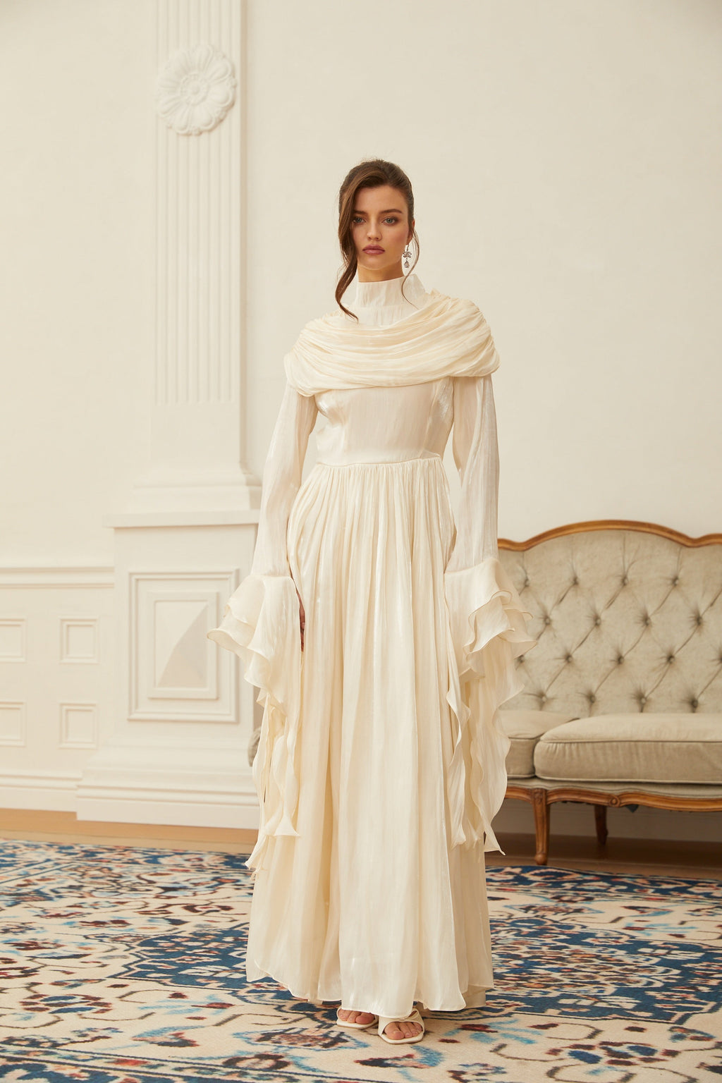 Vestido maxi plisado y con ruched en tono neutral de Danuta, estilo elegante y fluido para ocasiones formales.
