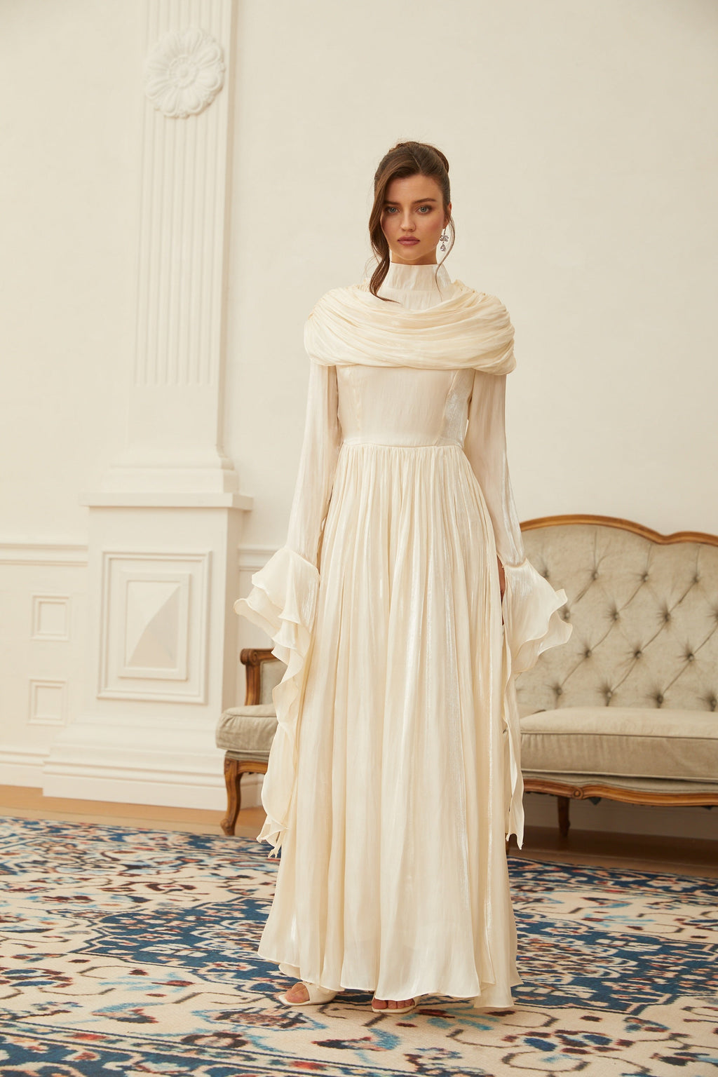 Vestido maxi neutral con fruncido y pliegues de la marca Final Sale, con diseño elegante y estilo cómodo.