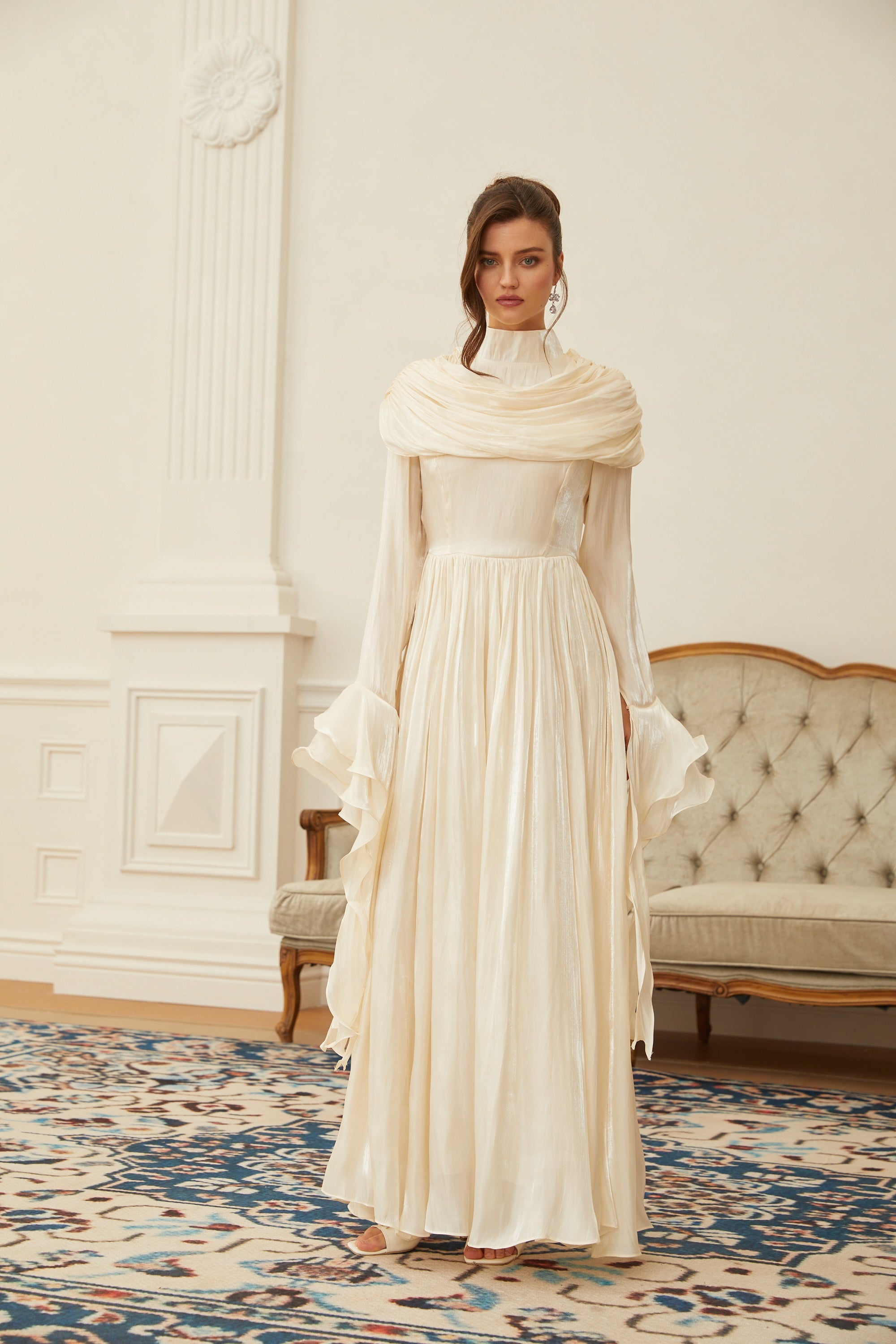 Vestido maxi neutral con fruncido y pliegues de la marca Final Sale, con diseño elegante y estilo cómodo.