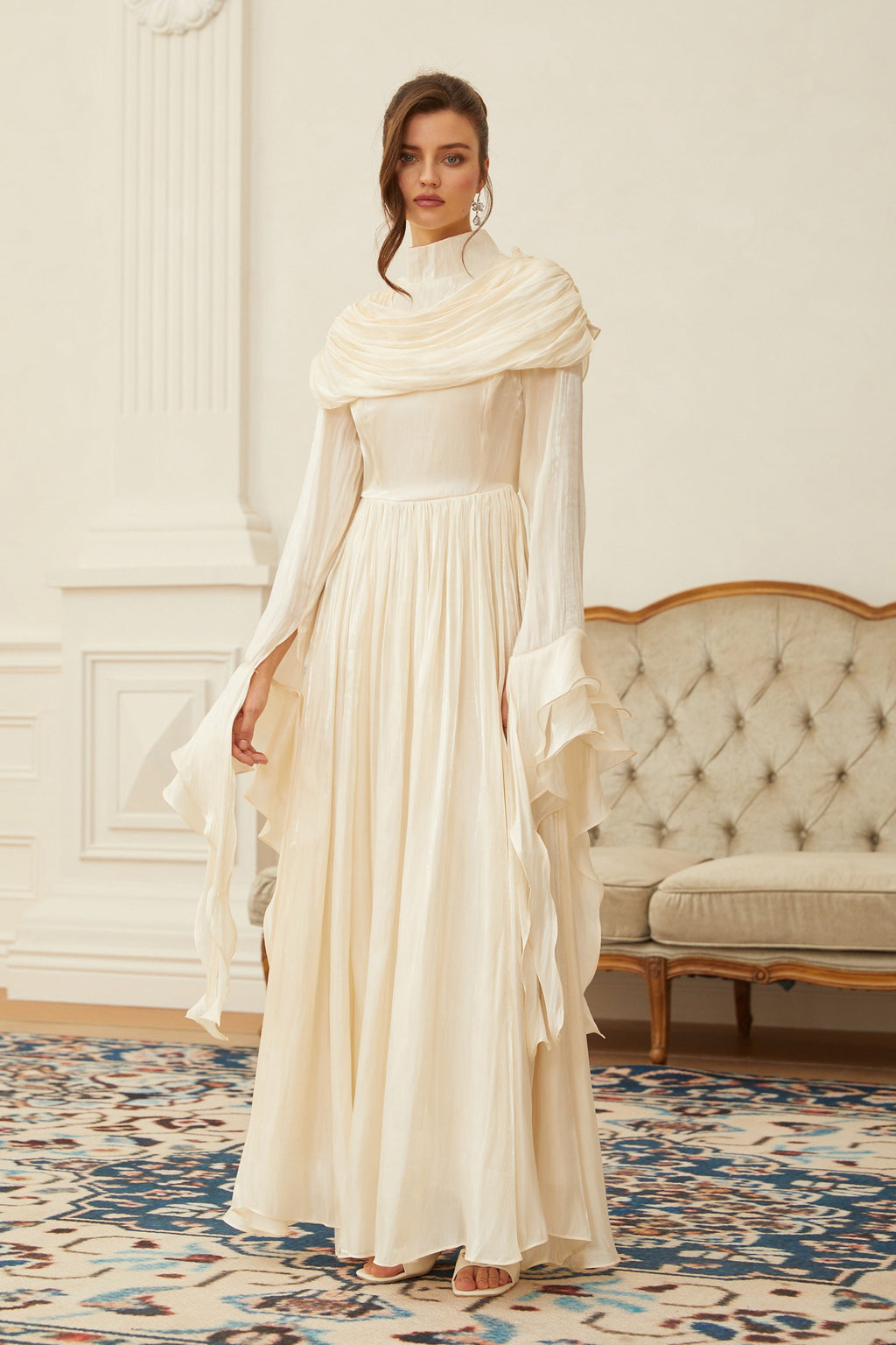 Vestido largo plisado y fruncido Danuta Neutral de la marca Final Sale, con diseño elegante y detalles en la parte superior.